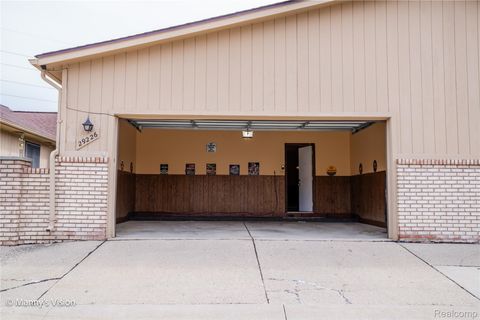 29226 Scarborough Drive Warren City MI 48088