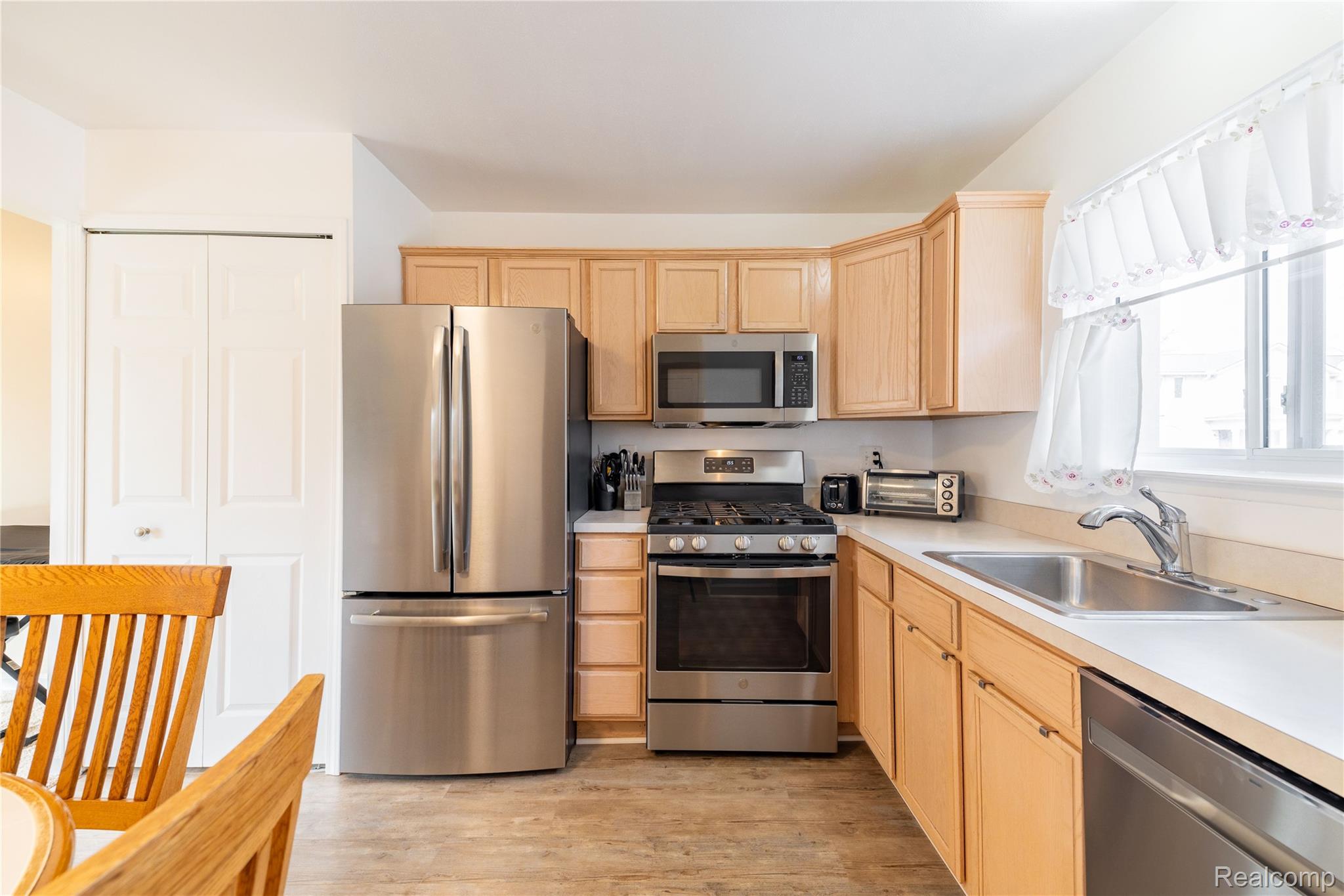 1954 E Franklin Drive