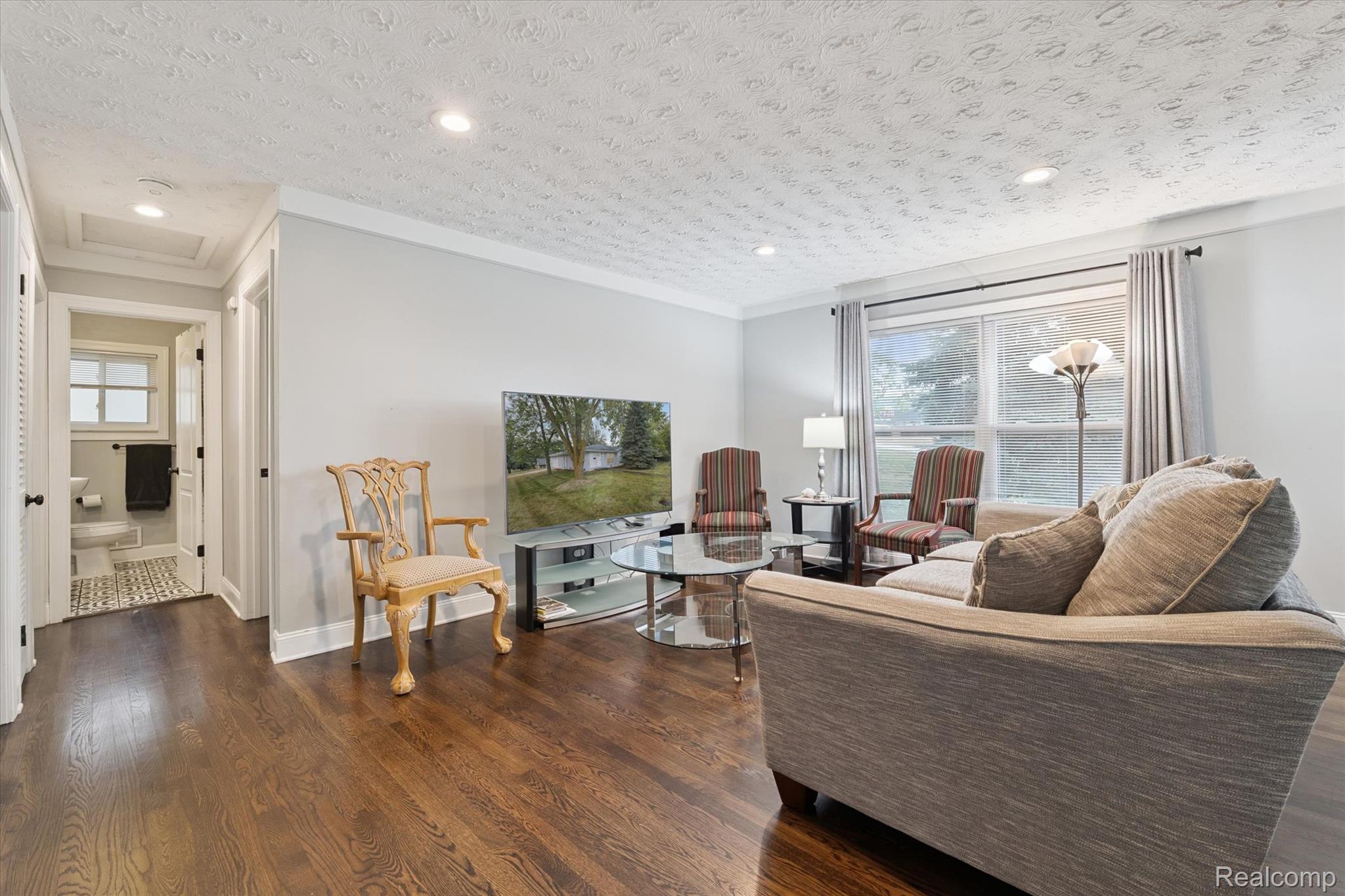 207 W Tienken Road