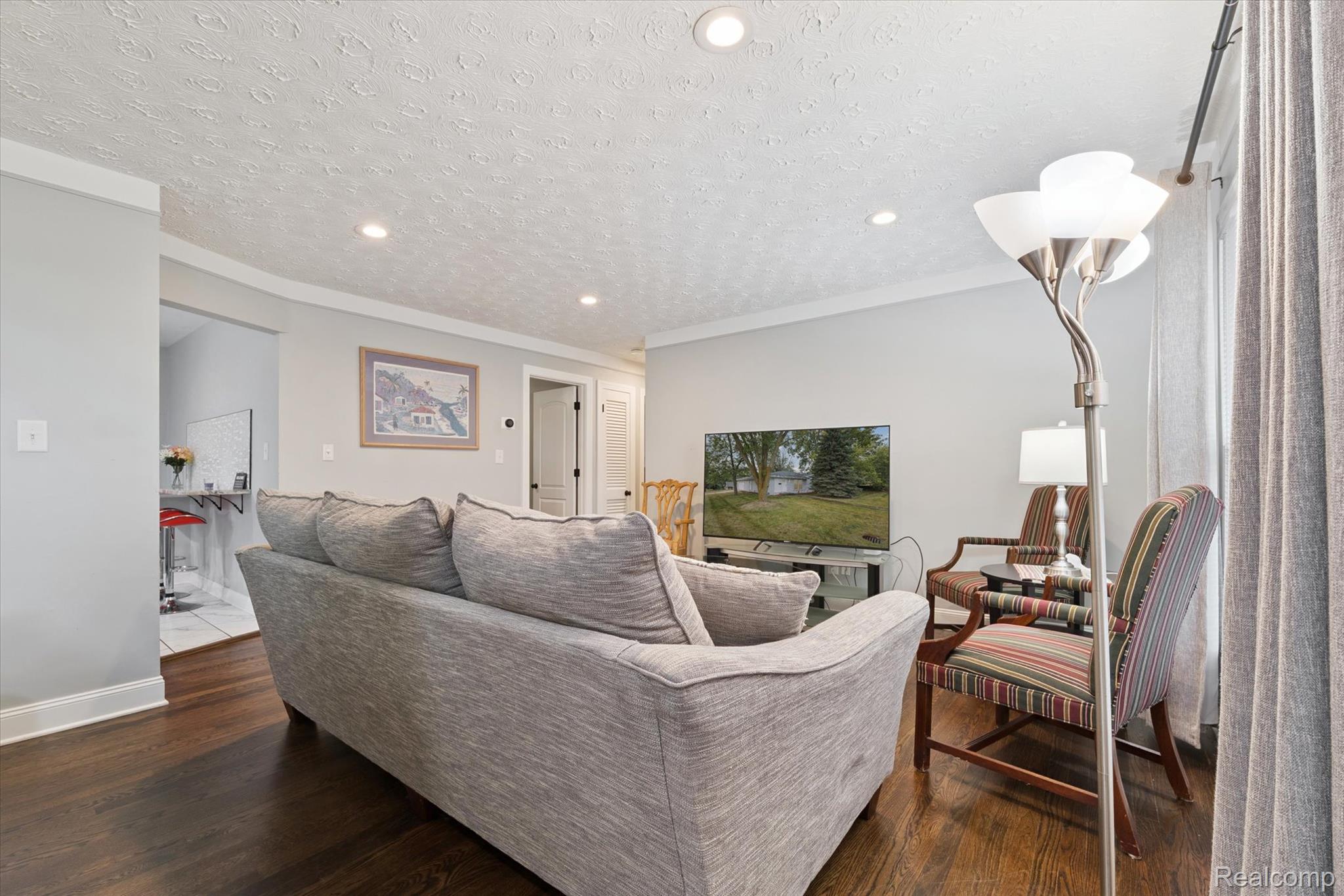 207 W Tienken Road