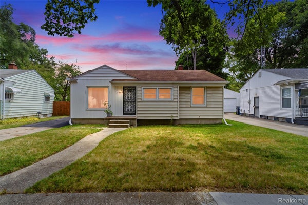 4722 BIRCHCREST DR, FLINT, MI 48504 - Image d2f94fdf087a7de9bd48a7be120af85e/2125696455