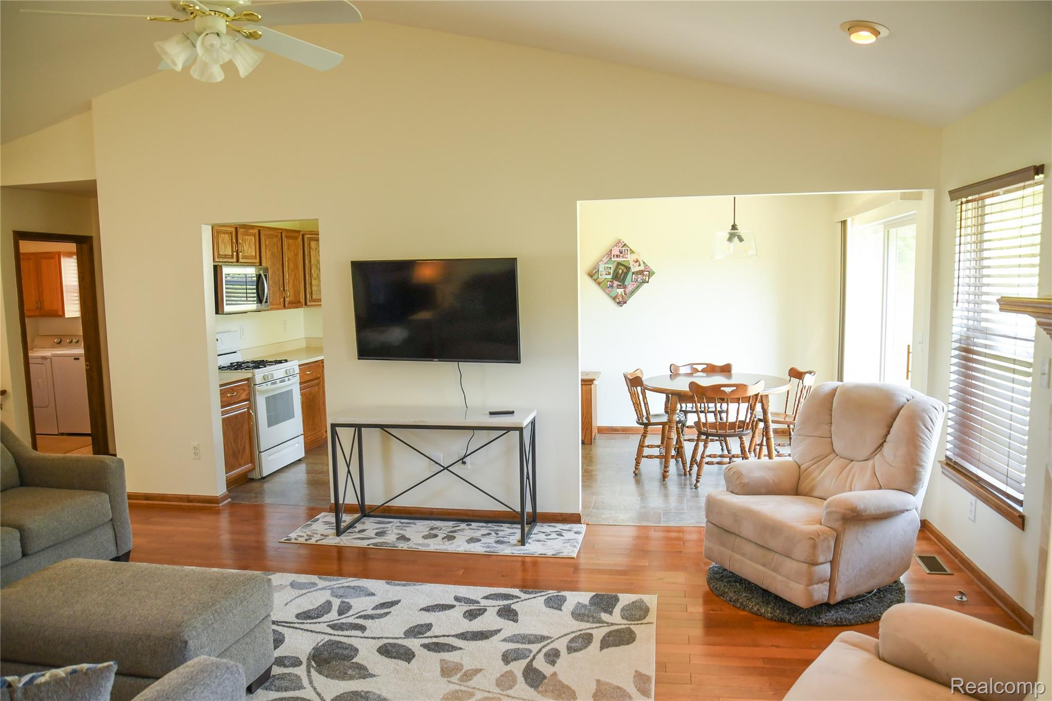 Capac Village, Michigan 48014, United States, 2 Bedrooms Bedrooms, ,2 BathroomsBathrooms,Residential,Pending,203699