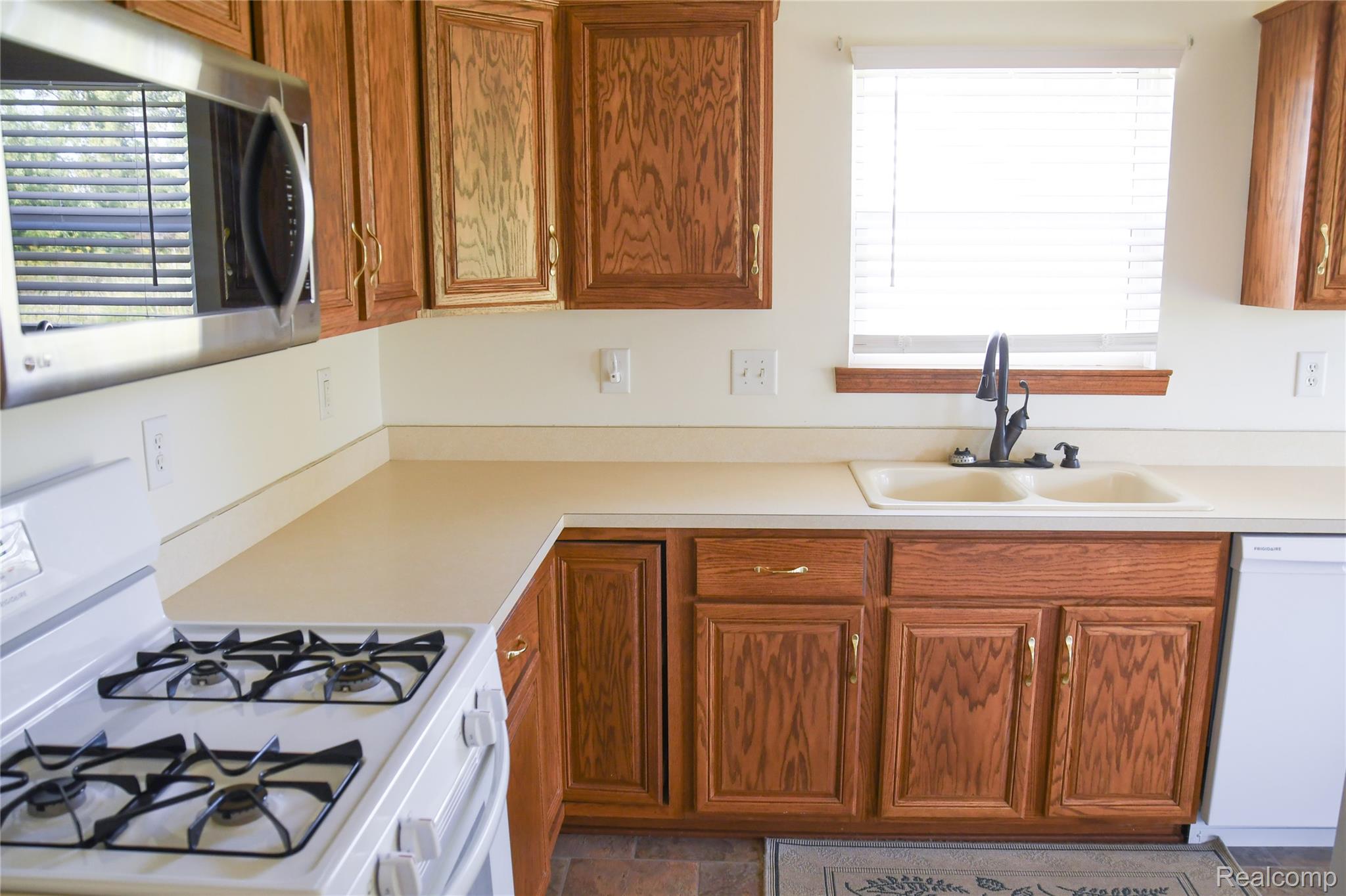 Capac Village, Michigan 48014, United States, 2 Bedrooms Bedrooms, ,2 BathroomsBathrooms,Residential,Pending,203699