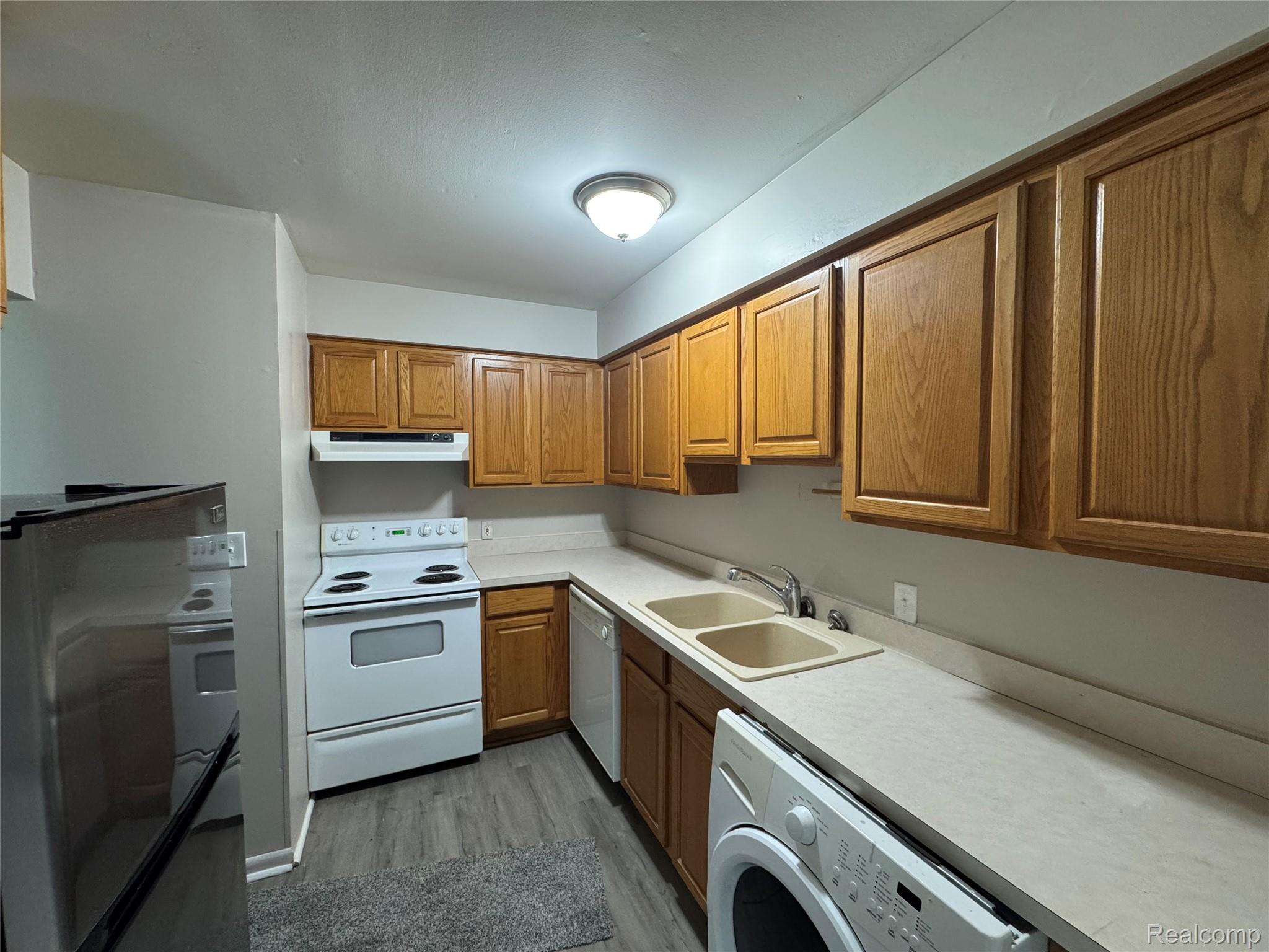 1890 Colonial Village Way 1