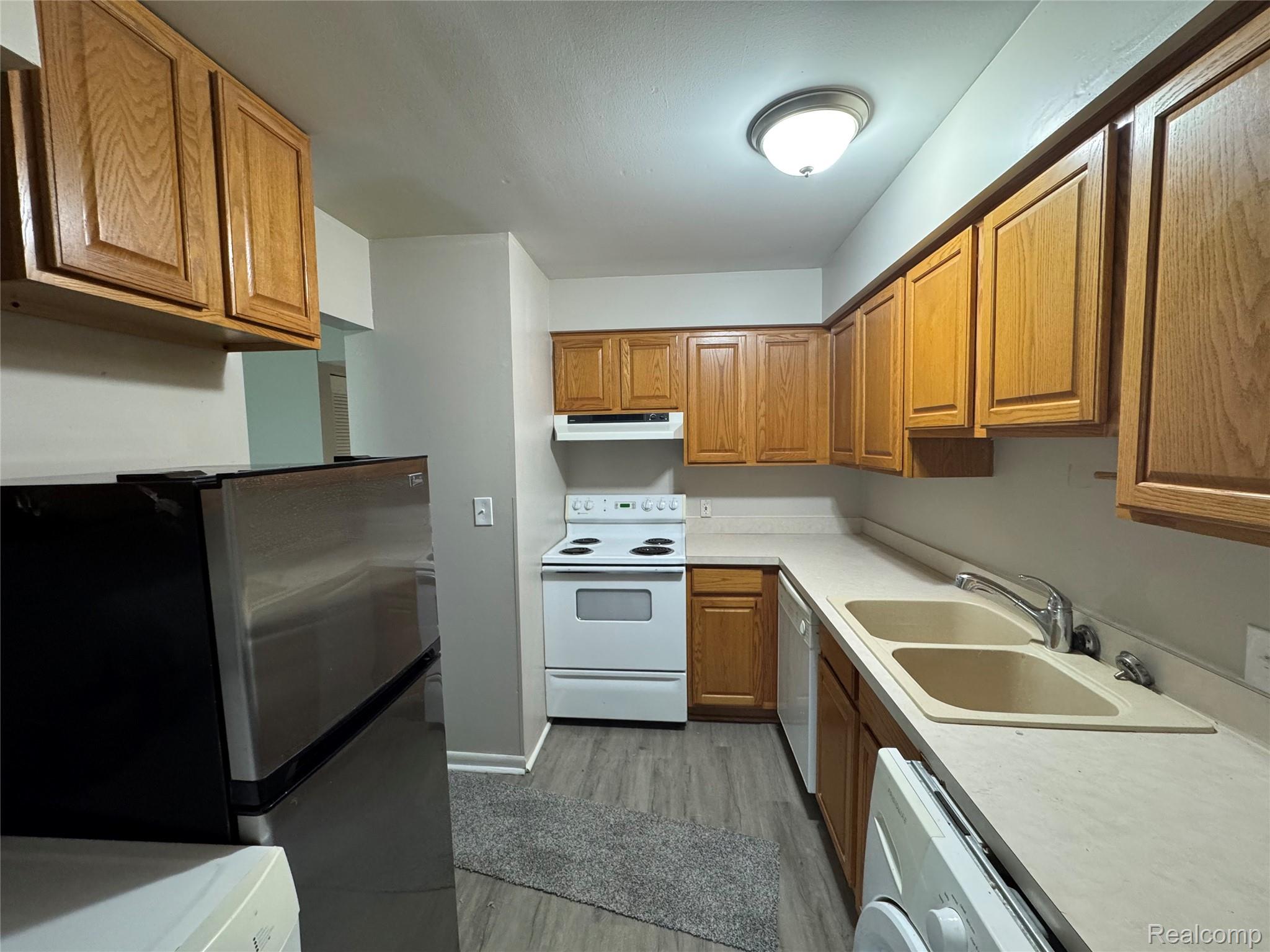 1890 Colonial Village Way 1