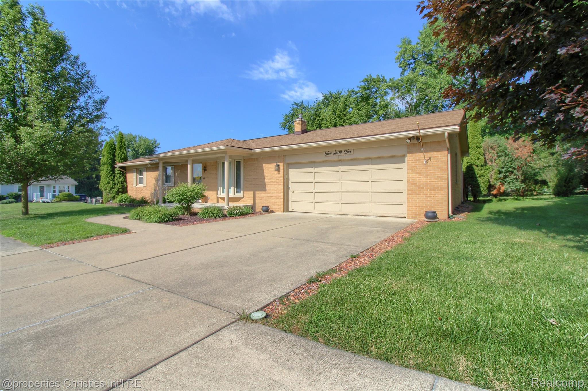 565 Center Ridge