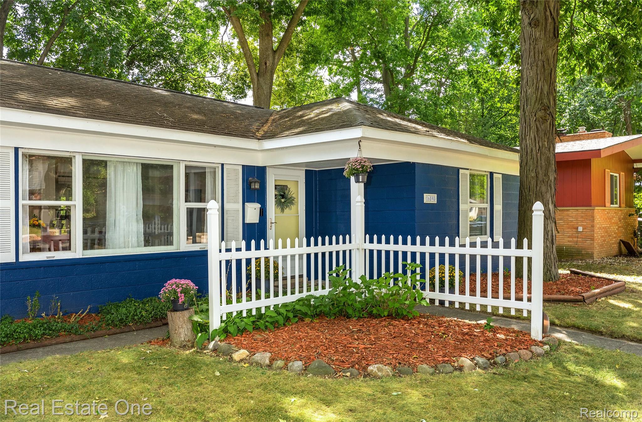 16598 Lexington