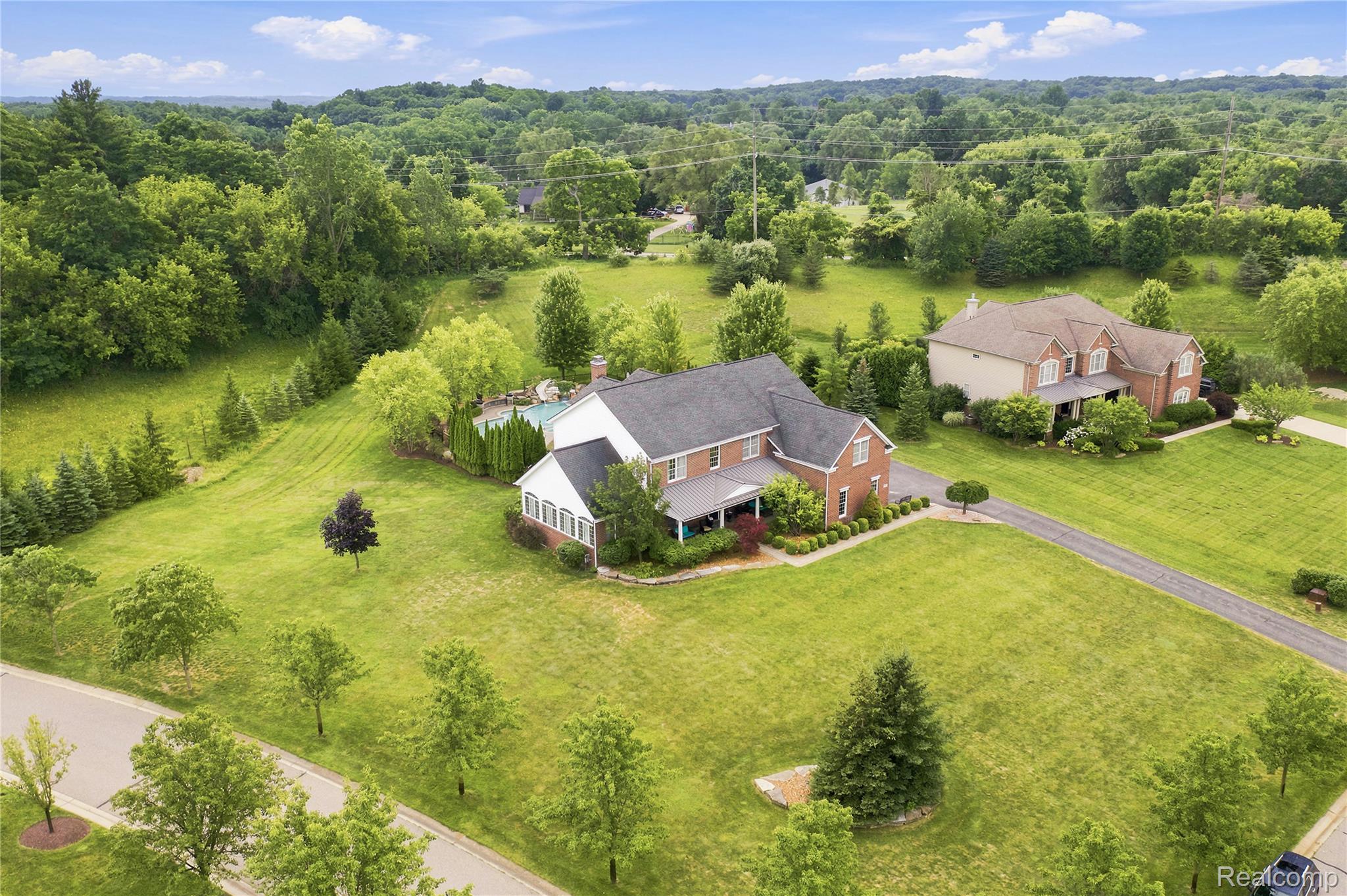 2433 Woodridge Court