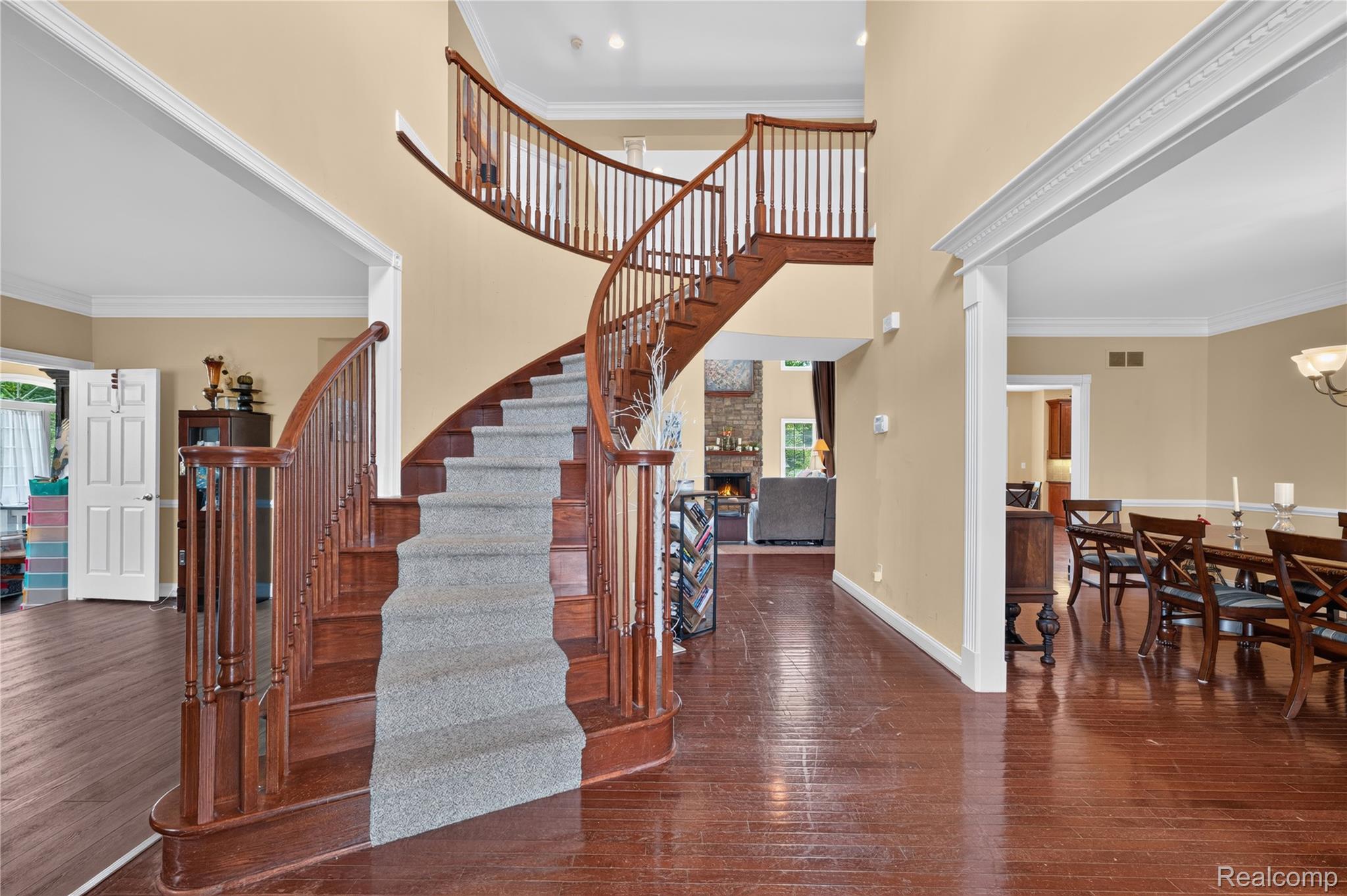 2433 Woodridge Court