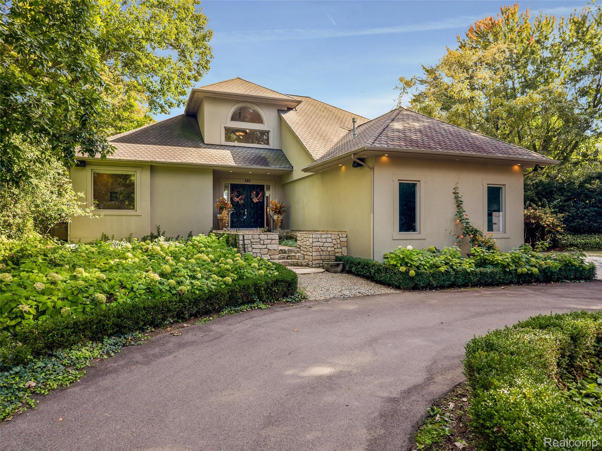 285 Leota Boulevard