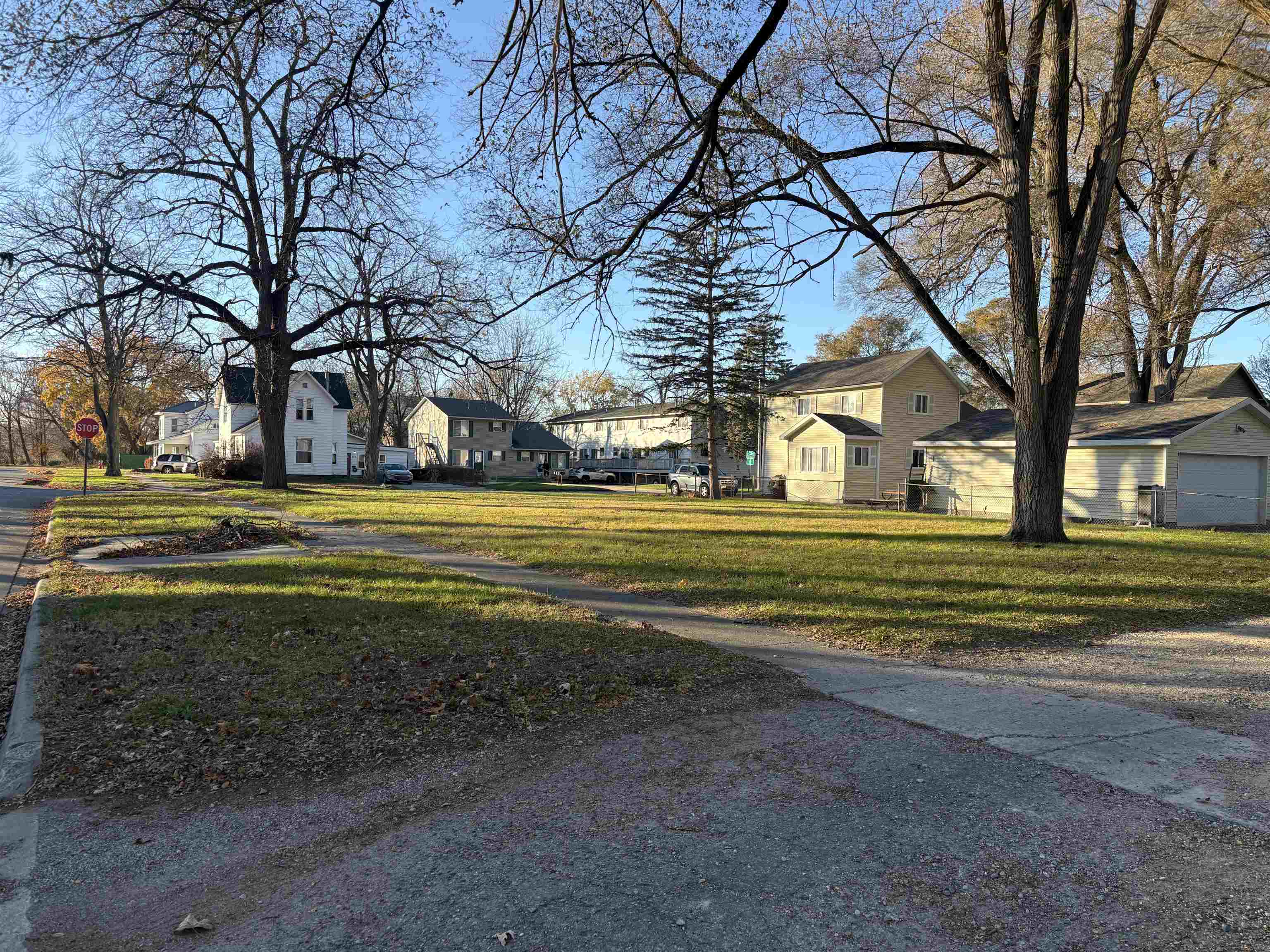 320 W Locust