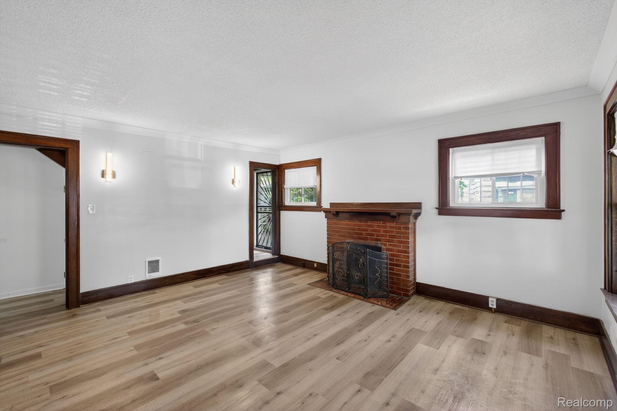 810 E 8th Street