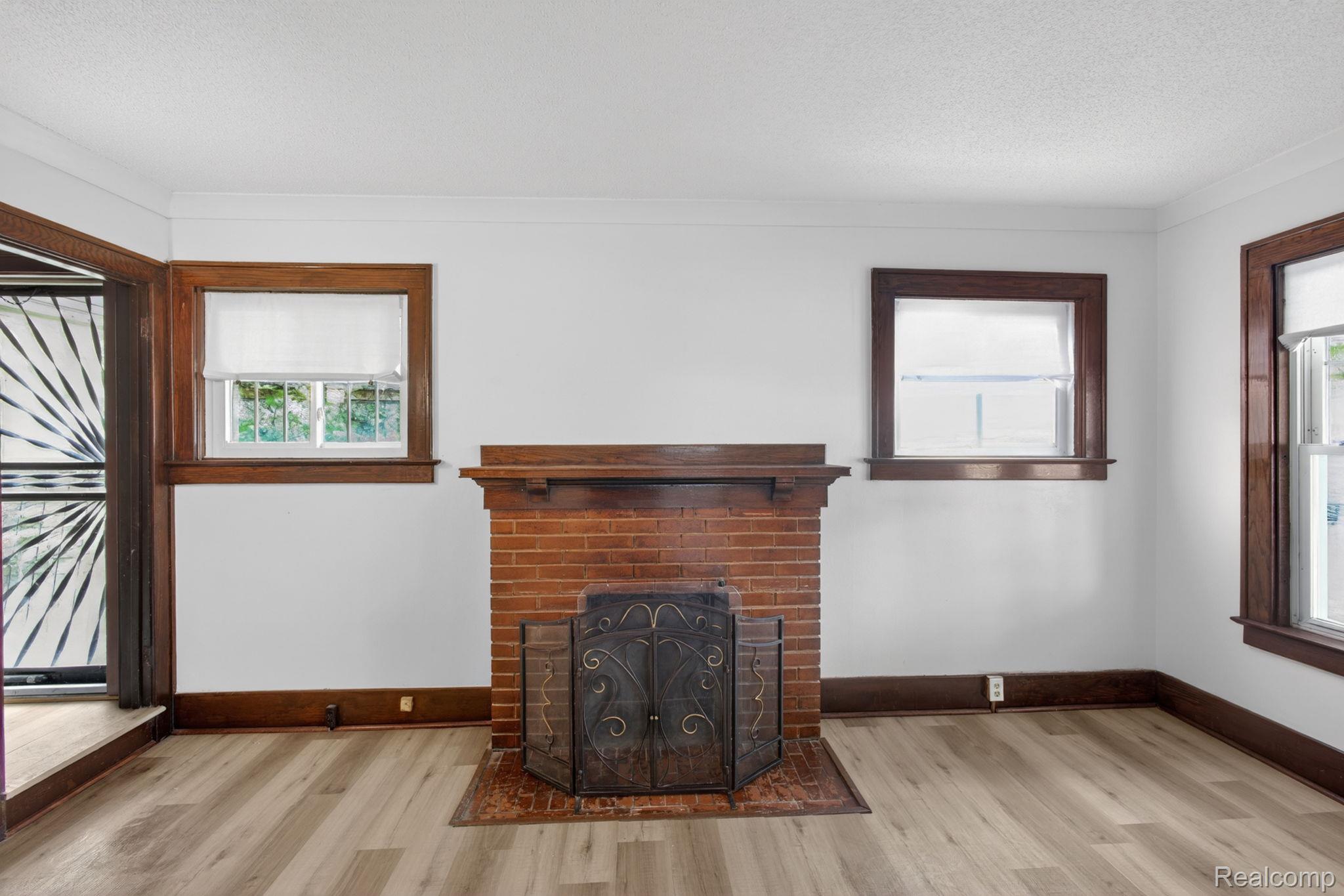 810 E 8th Street