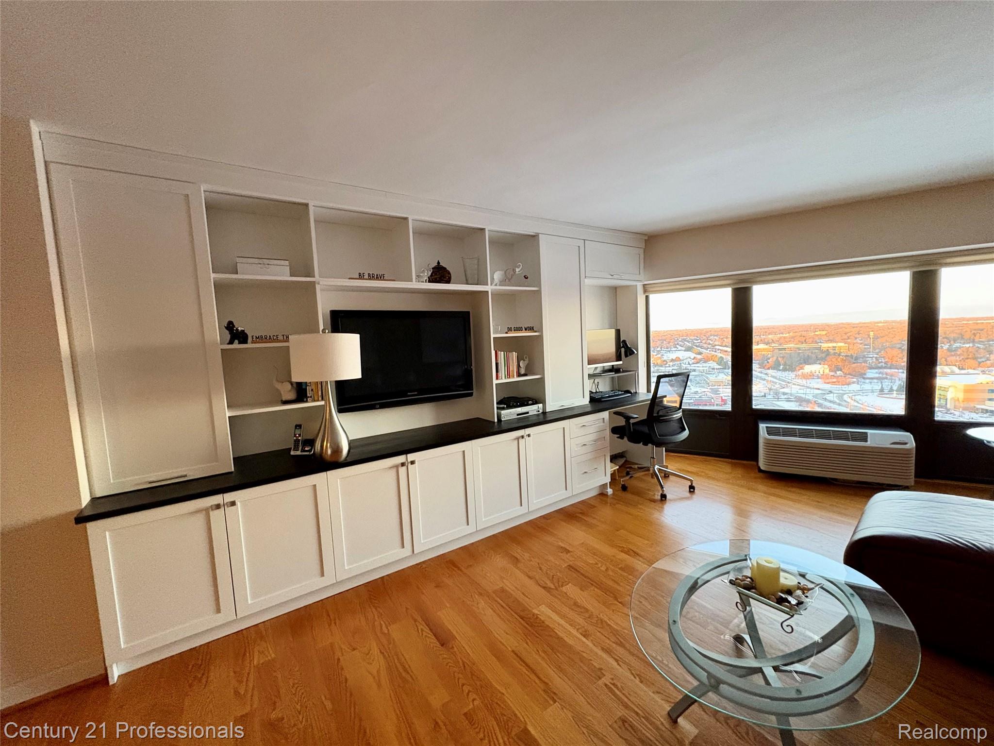 5000 Town Center 2305