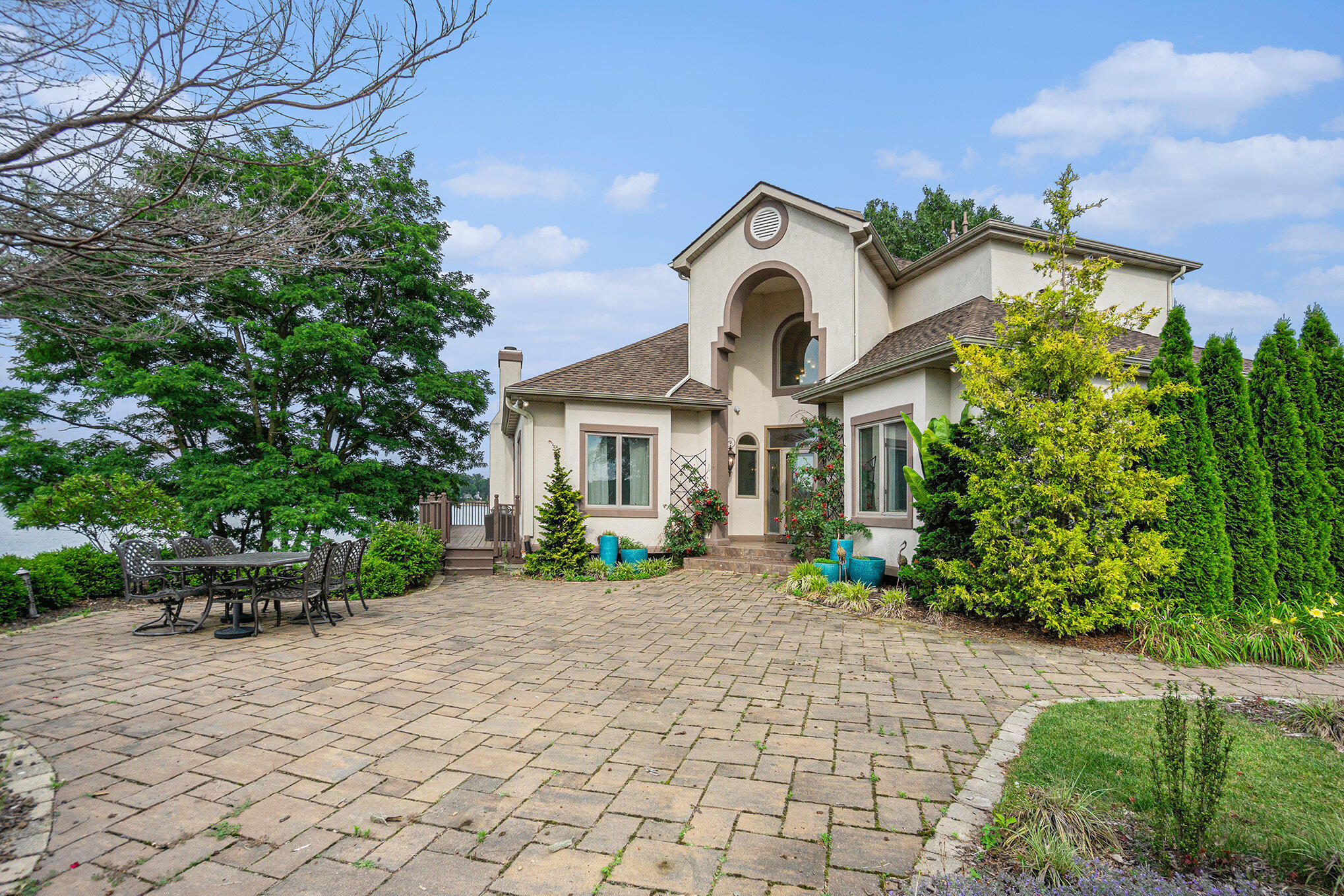 265 Lakeshore Drive