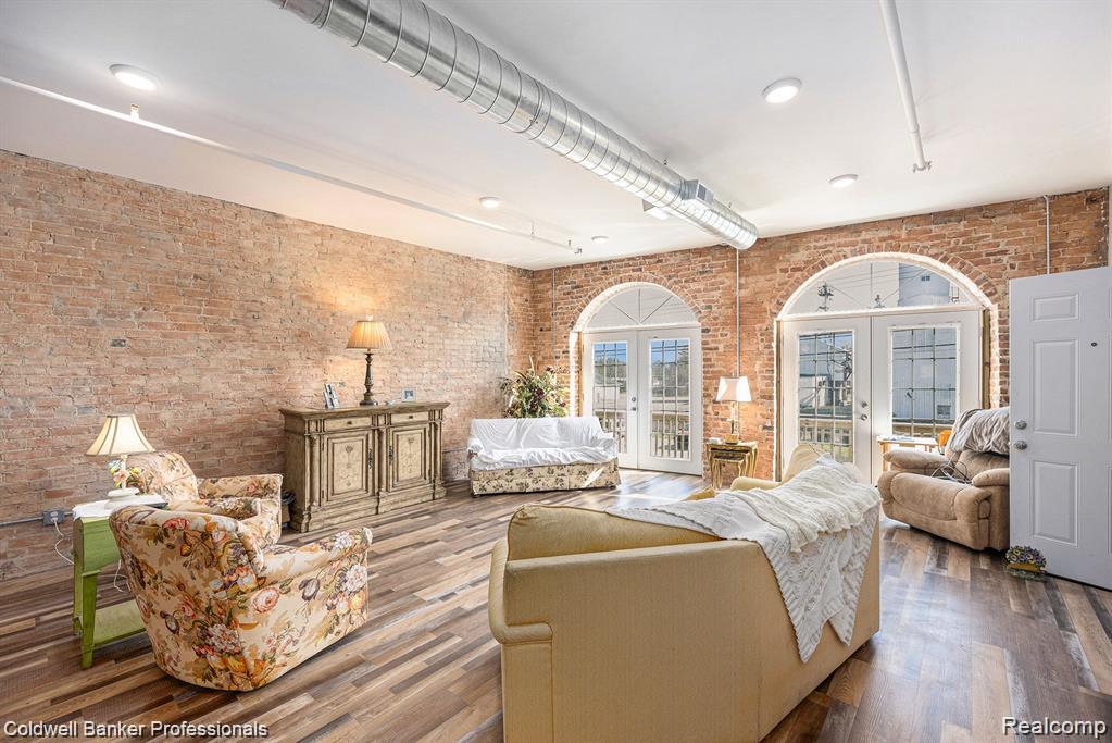 106 E 3RD Street