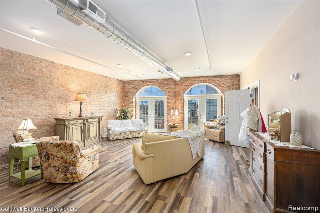 106 E 3RD Street