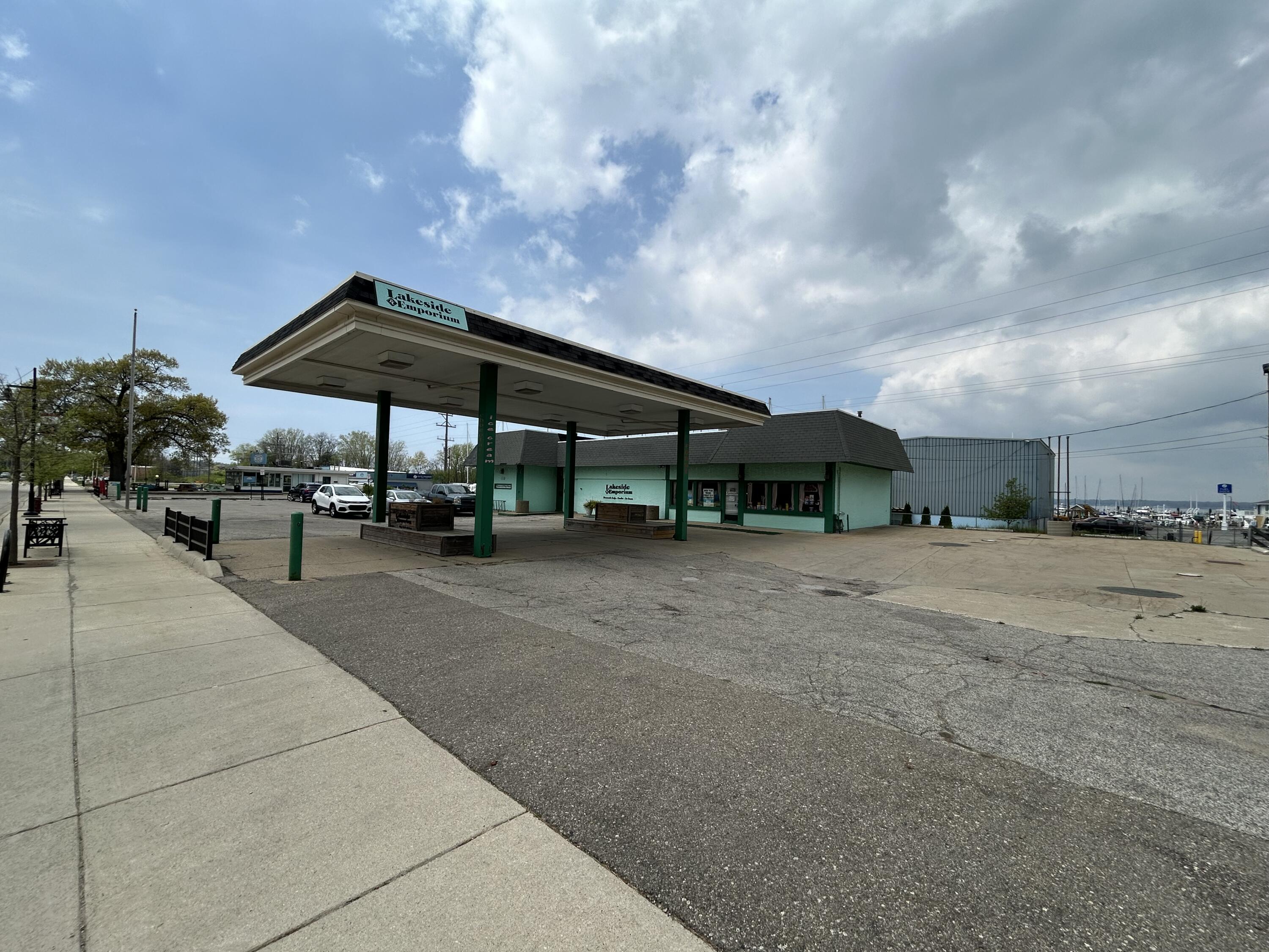 1930 Lakeshore Dr Drive