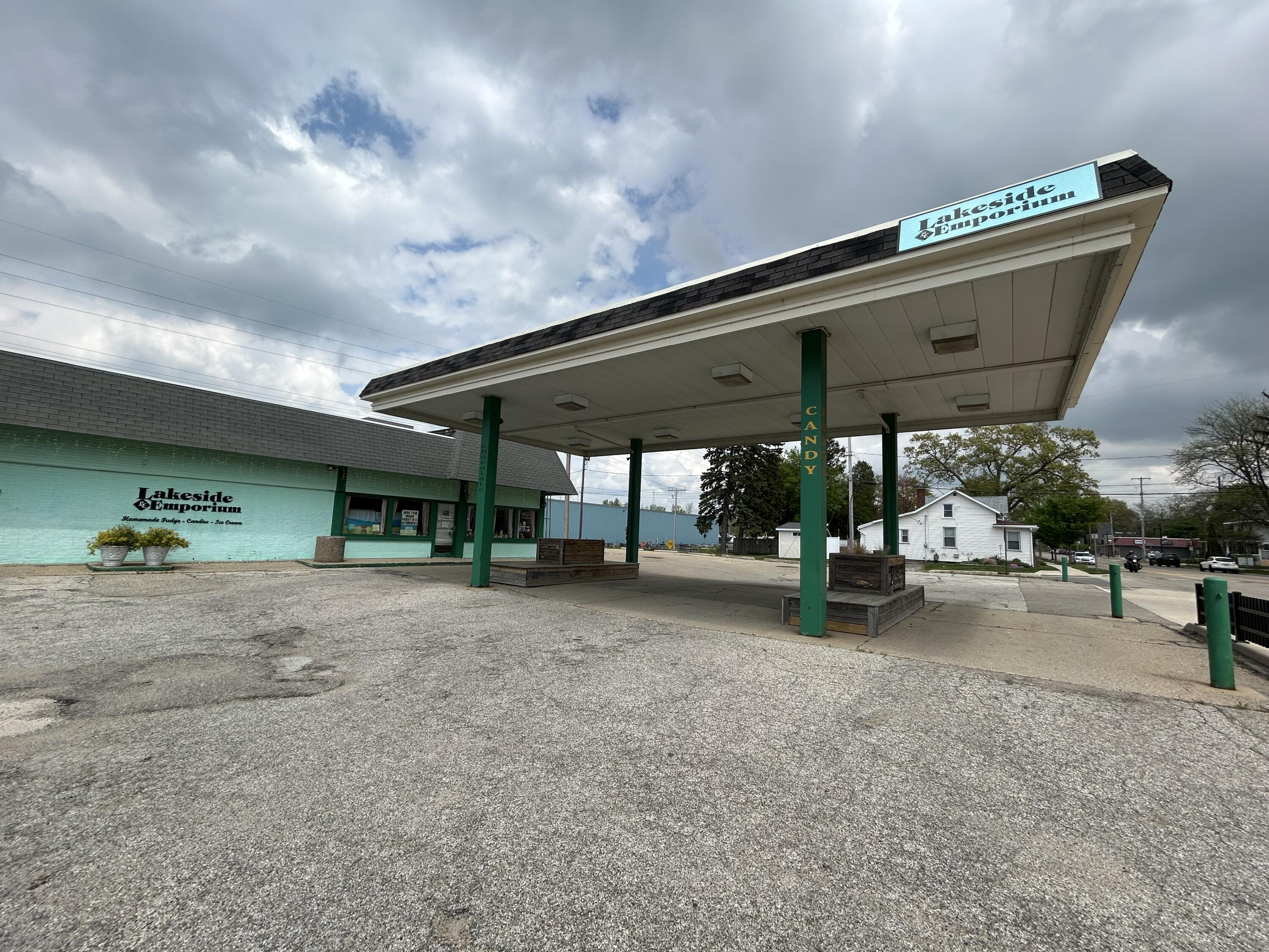 1930 Lakeshore Dr Drive