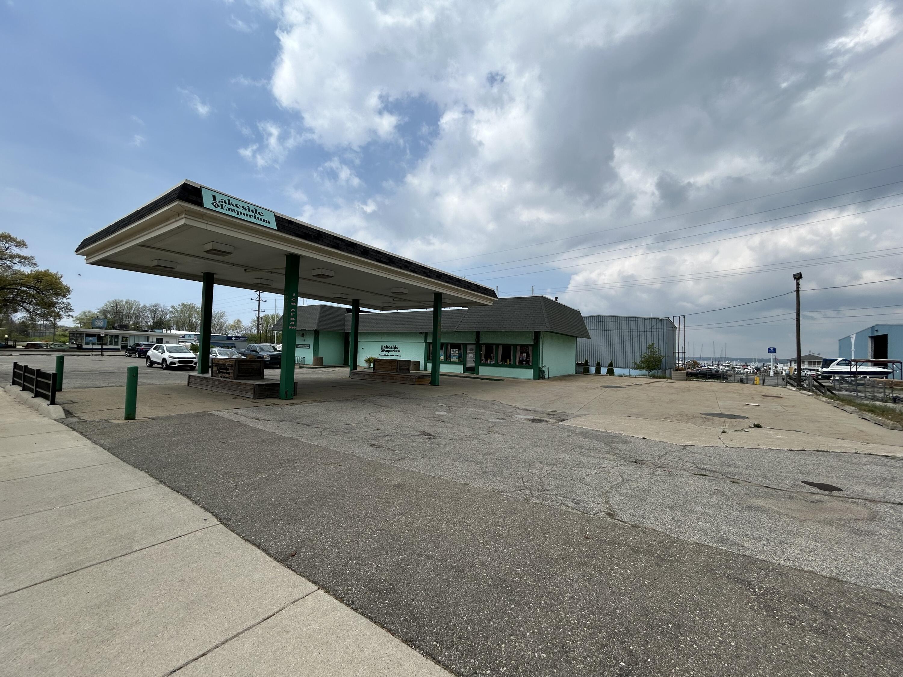 1930 Lakeshore Dr Drive