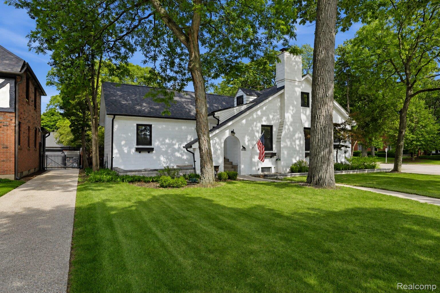 93 Oakdale Boulevard