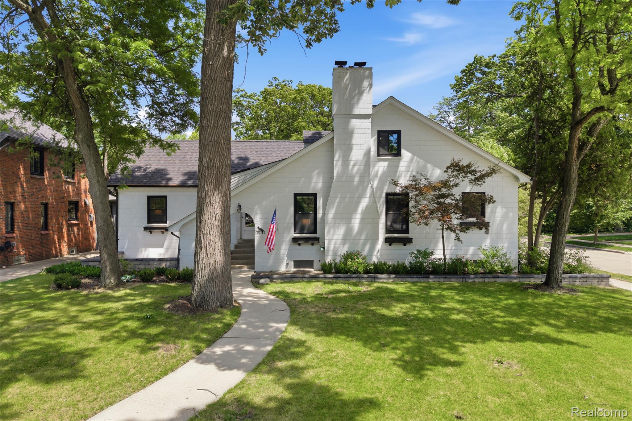 93 Oakdale Boulevard