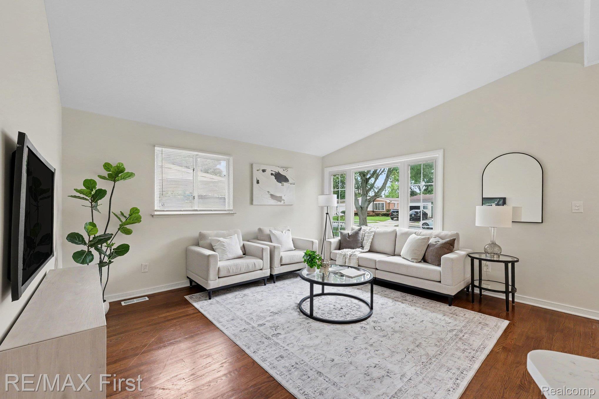 22437 Sunnyside Street