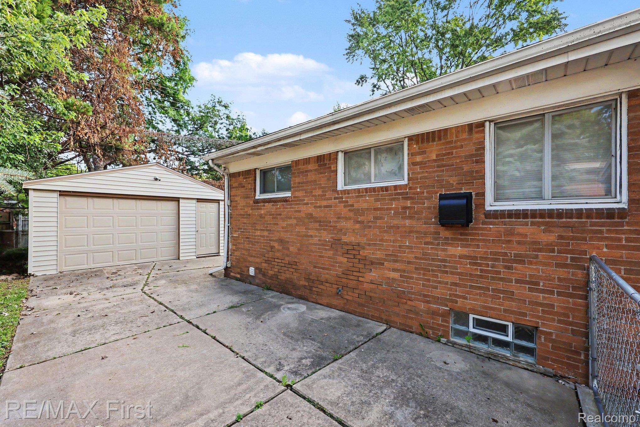 22437 Sunnyside Street