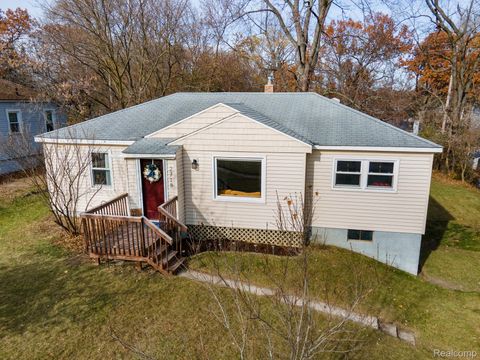 2718 Corey Street Waterford Charter Township MI 48328