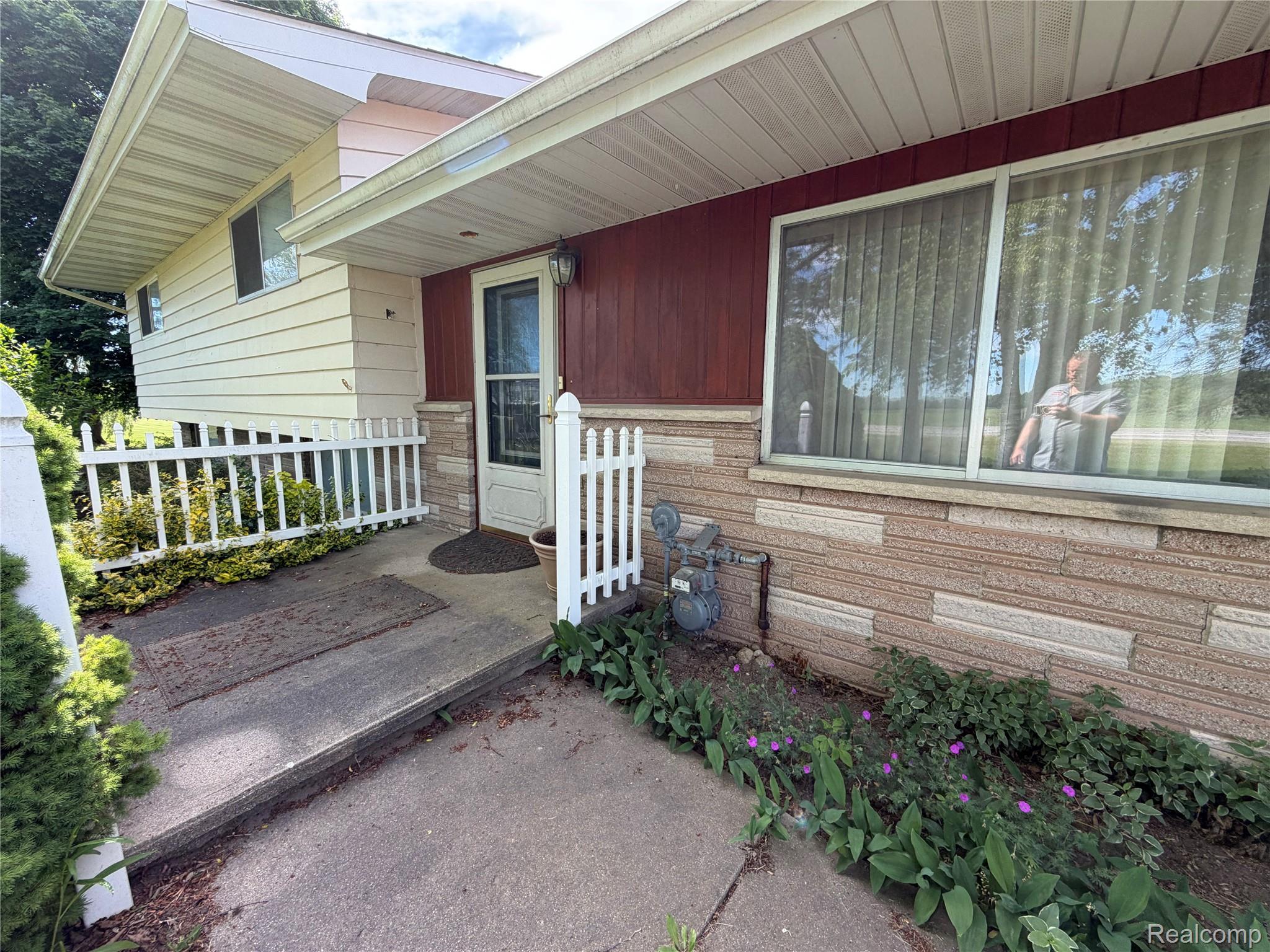 8886 Burnside Road
