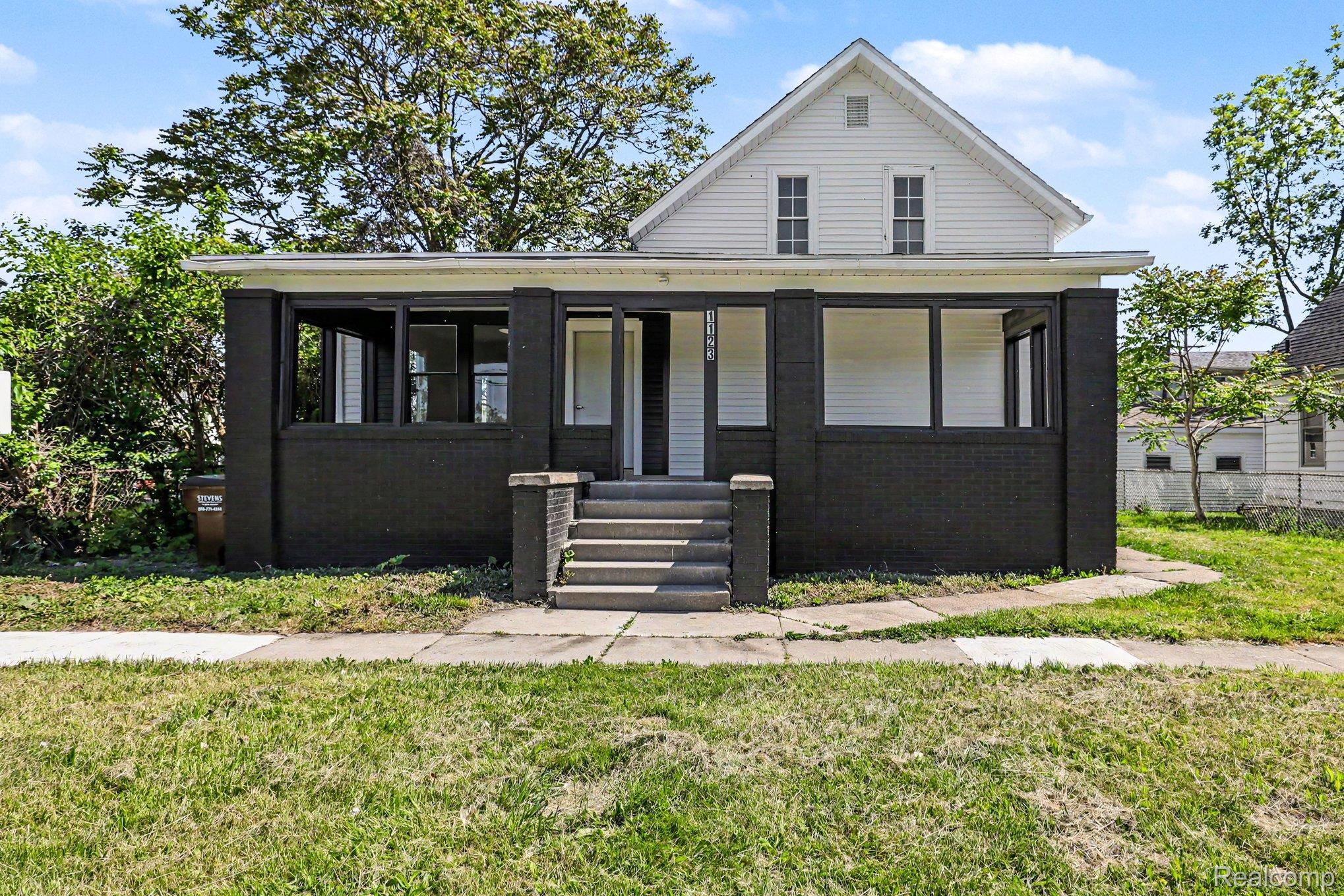 1123 E 1st Street