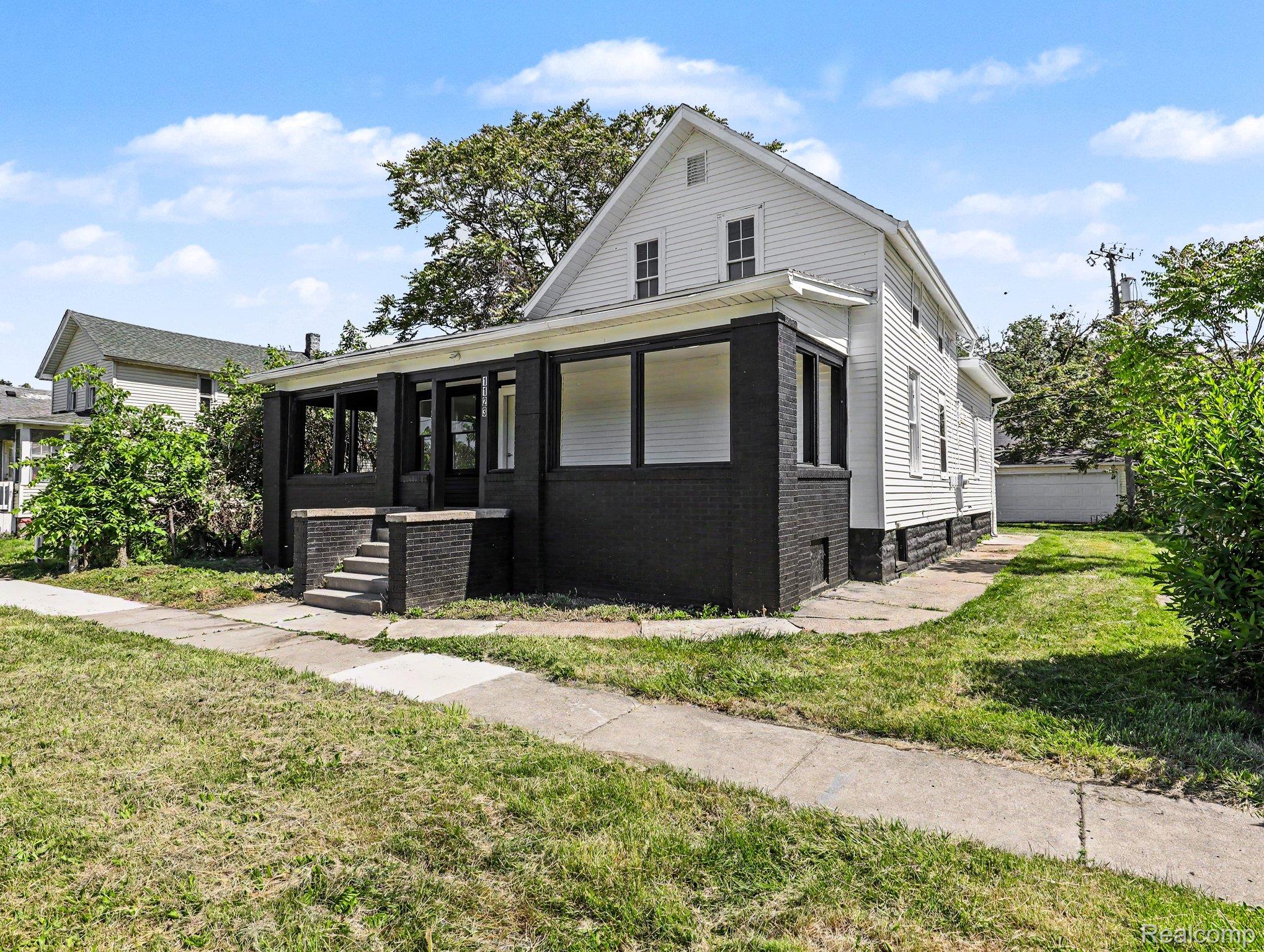 1123 E 1st Street