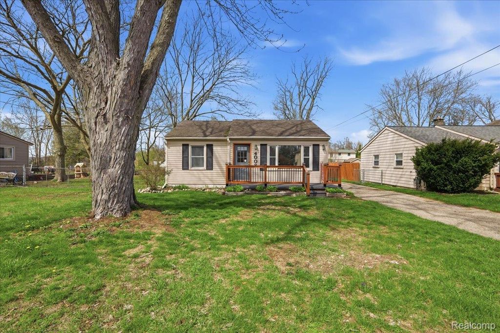 Photo of 4008 Woodmere Drive, Waterford Charter Township, MI 48329 (MLS # 20261022073)