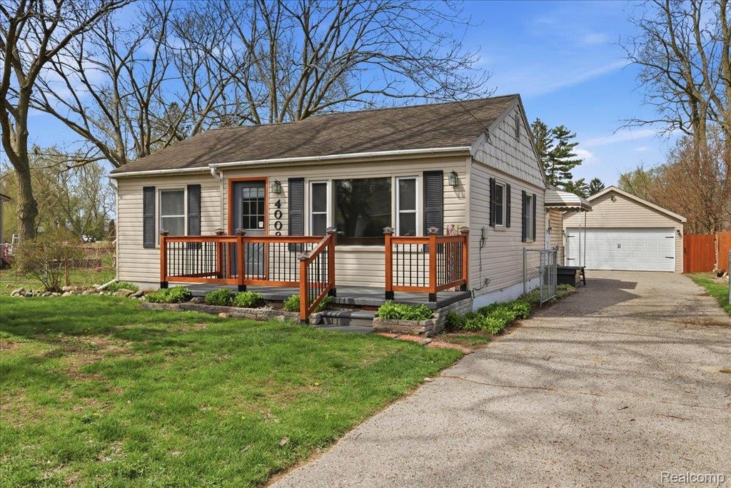 Photo of 4008 Woodmere Drive, Waterford Charter Township, MI 48329 (MLS # 20261022073)