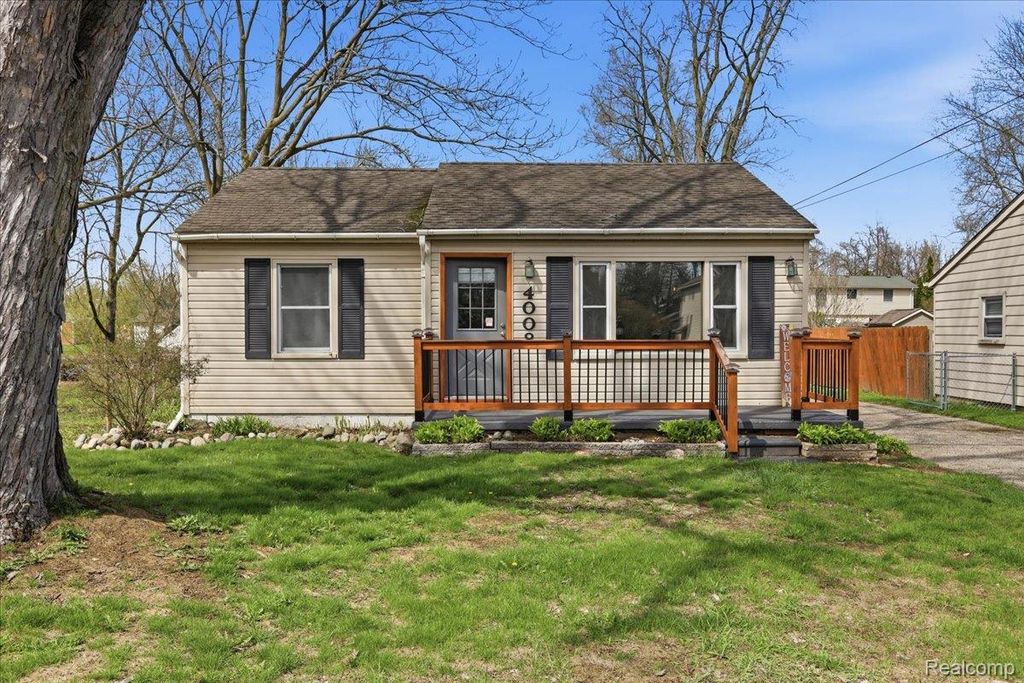 Photo of 4008 Woodmere Drive, Waterford Charter Township, MI 48329 (MLS # 20261022073)