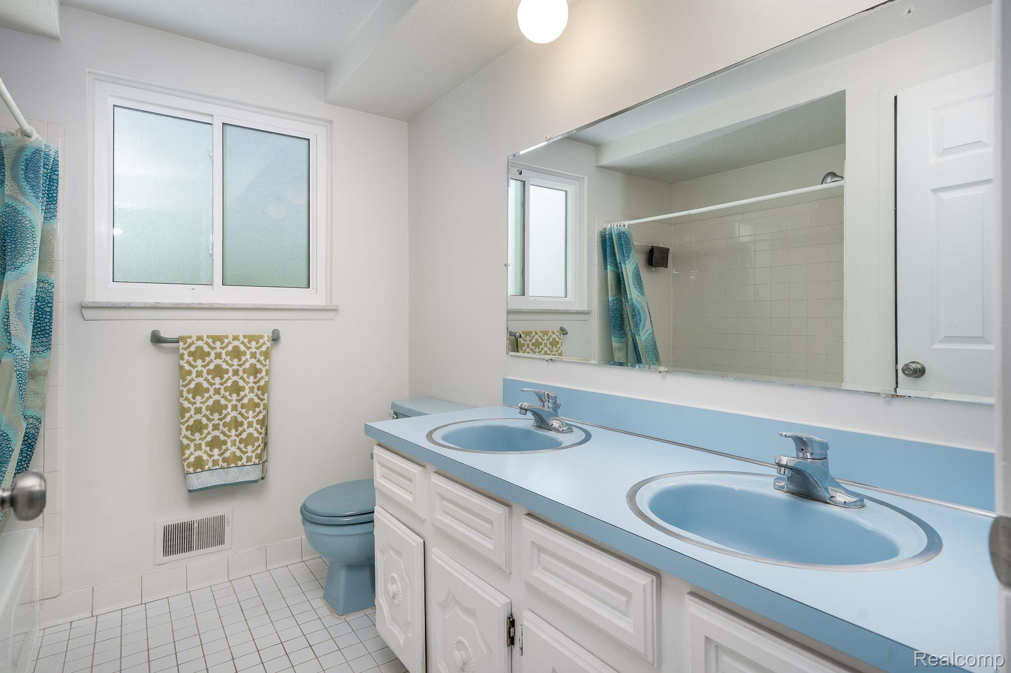 Troy City, Michigan 48083, United States, 3 Bedrooms Bedrooms, ,2 BathroomsBathrooms,Residential,Active,205605