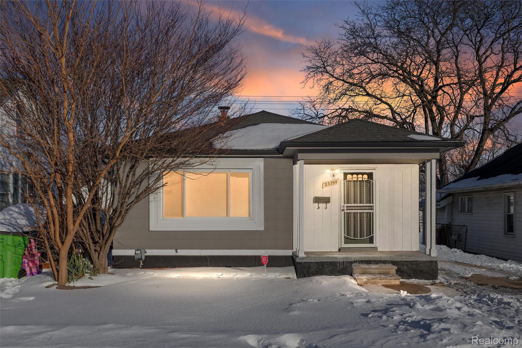 23754 Lambrecht Avenue