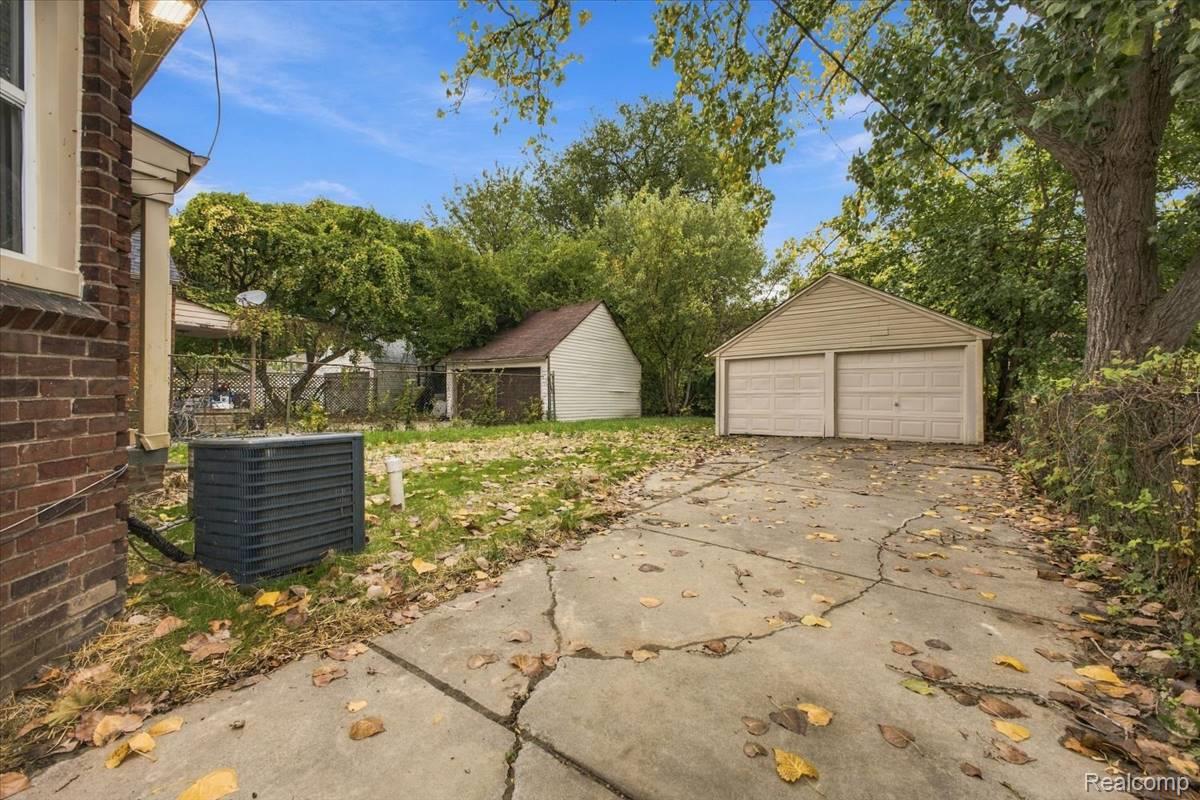12191 E OUTER Drive