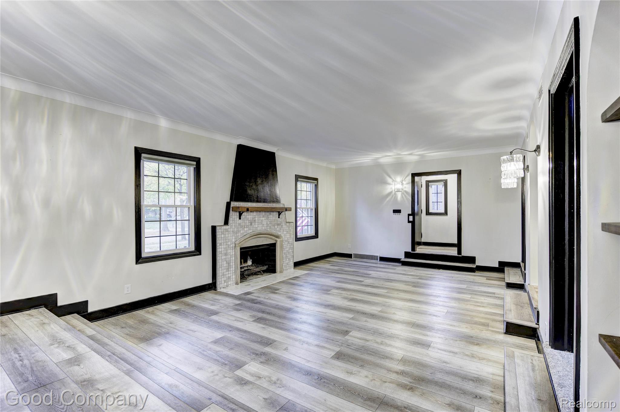 93 Oakdale Boulevard