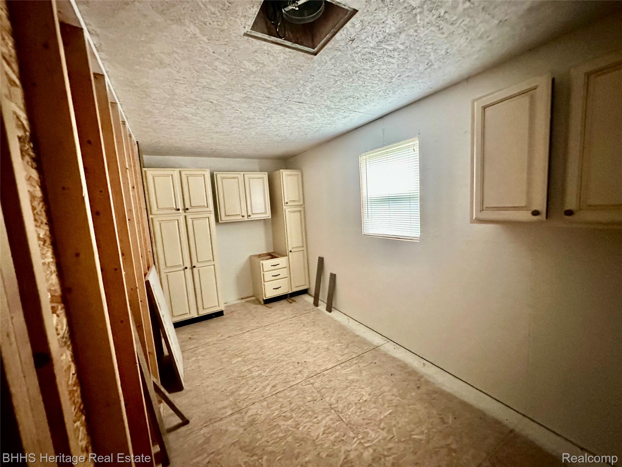 Handy Township, Michigan 48836, United States, 3 Bedrooms Bedrooms, ,2 BathroomsBathrooms,Residential,Pending,181015