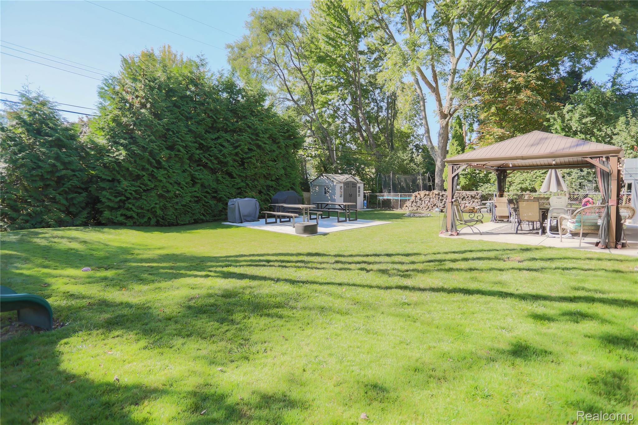 Clinton Charter Township, Michigan 48035, United States, 4 Bedrooms Bedrooms, ,3 BathroomsBathrooms,Residential,Pending,217437