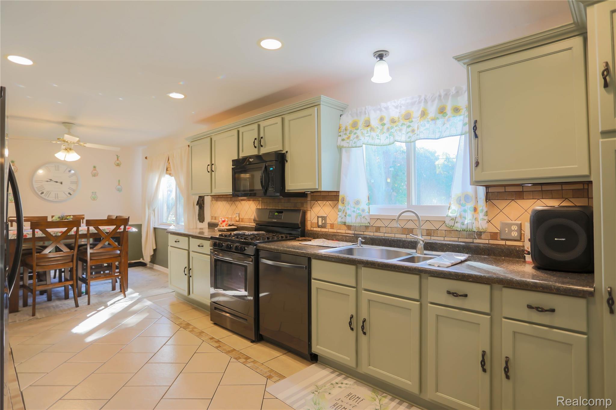 Clinton Charter Township, Michigan 48035, United States, 4 Bedrooms Bedrooms, ,3 BathroomsBathrooms,Residential,Pending,217437