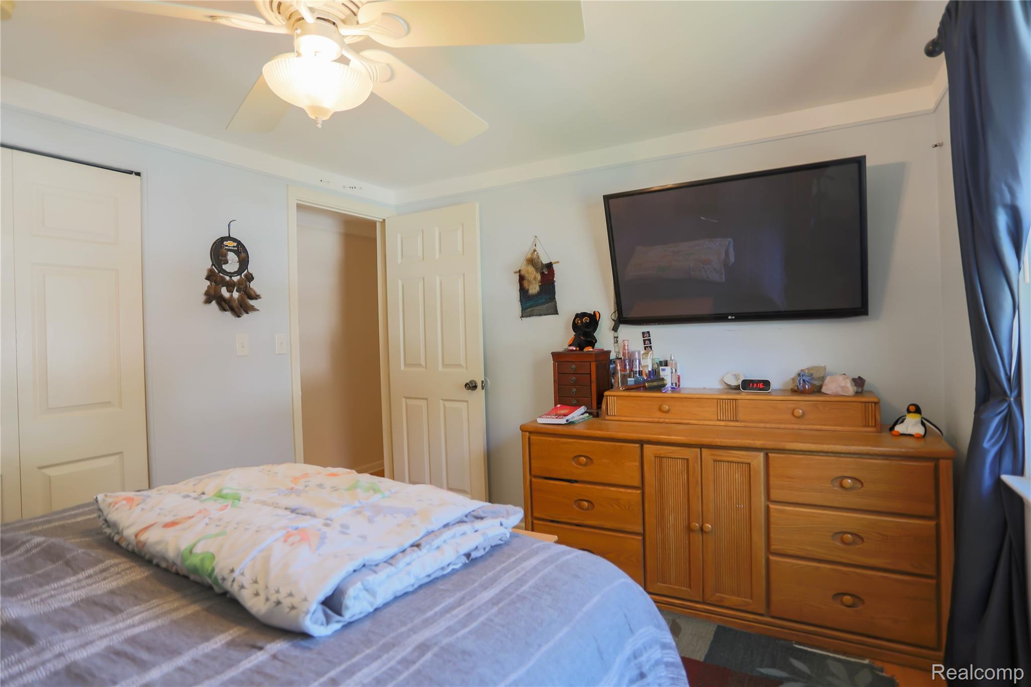 Clinton Charter Township, Michigan 48035, United States, 4 Bedrooms Bedrooms, ,3 BathroomsBathrooms,Residential,Pending,217437