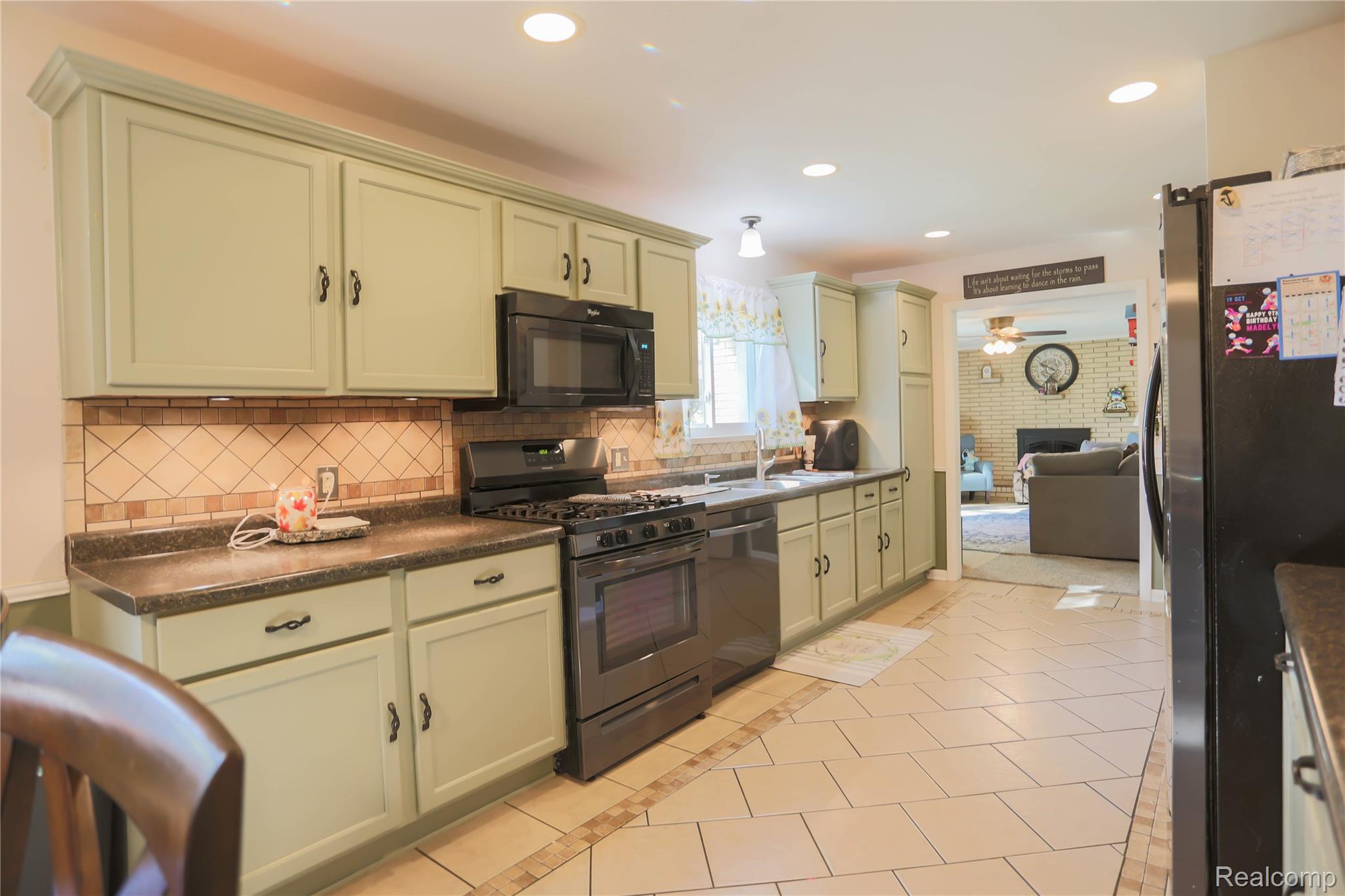 Clinton Charter Township, Michigan 48035, United States, 4 Bedrooms Bedrooms, ,3 BathroomsBathrooms,Residential,Pending,217437