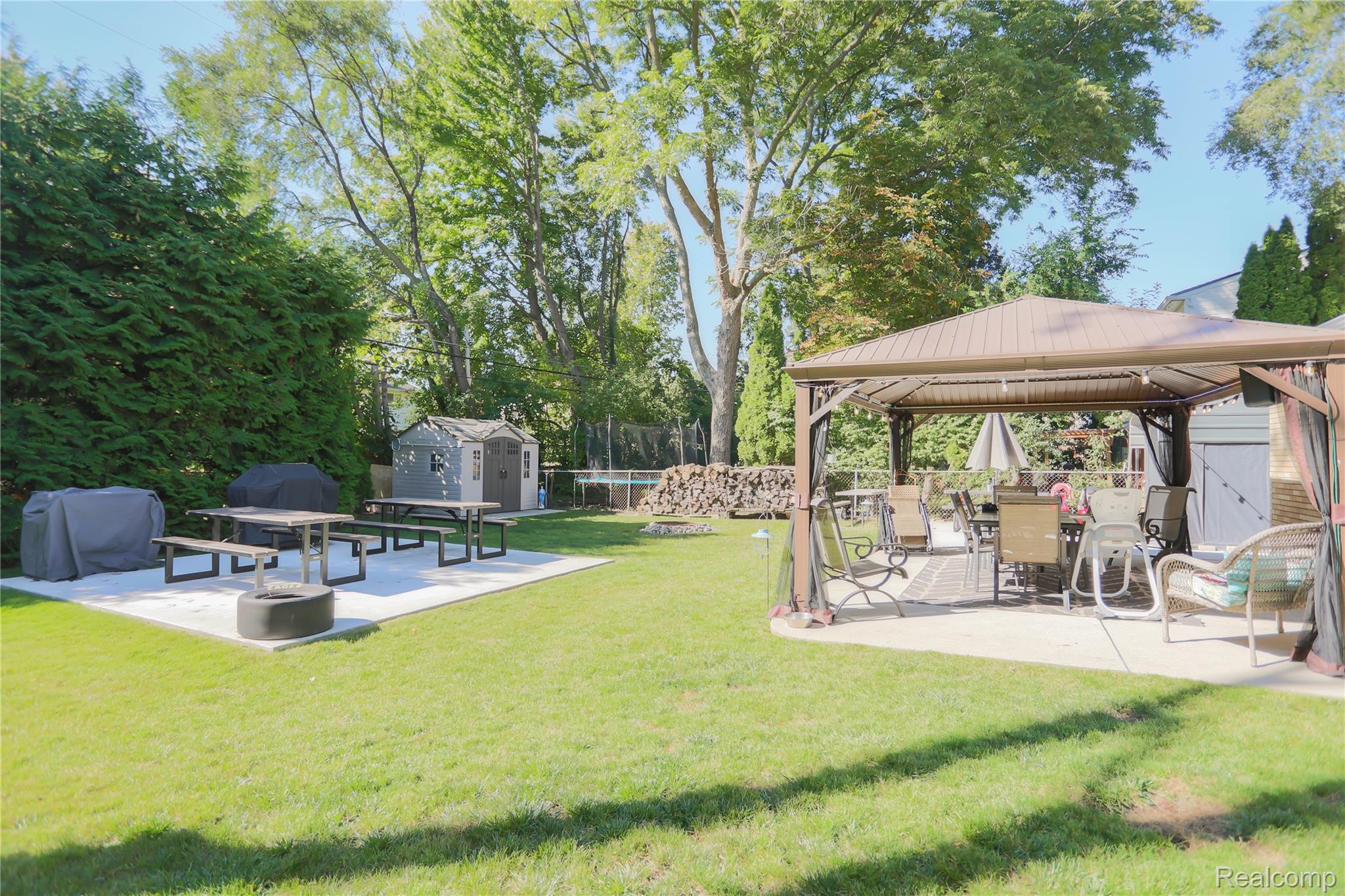 Clinton Charter Township, Michigan 48035, United States, 4 Bedrooms Bedrooms, ,3 BathroomsBathrooms,Residential,Pending,217437