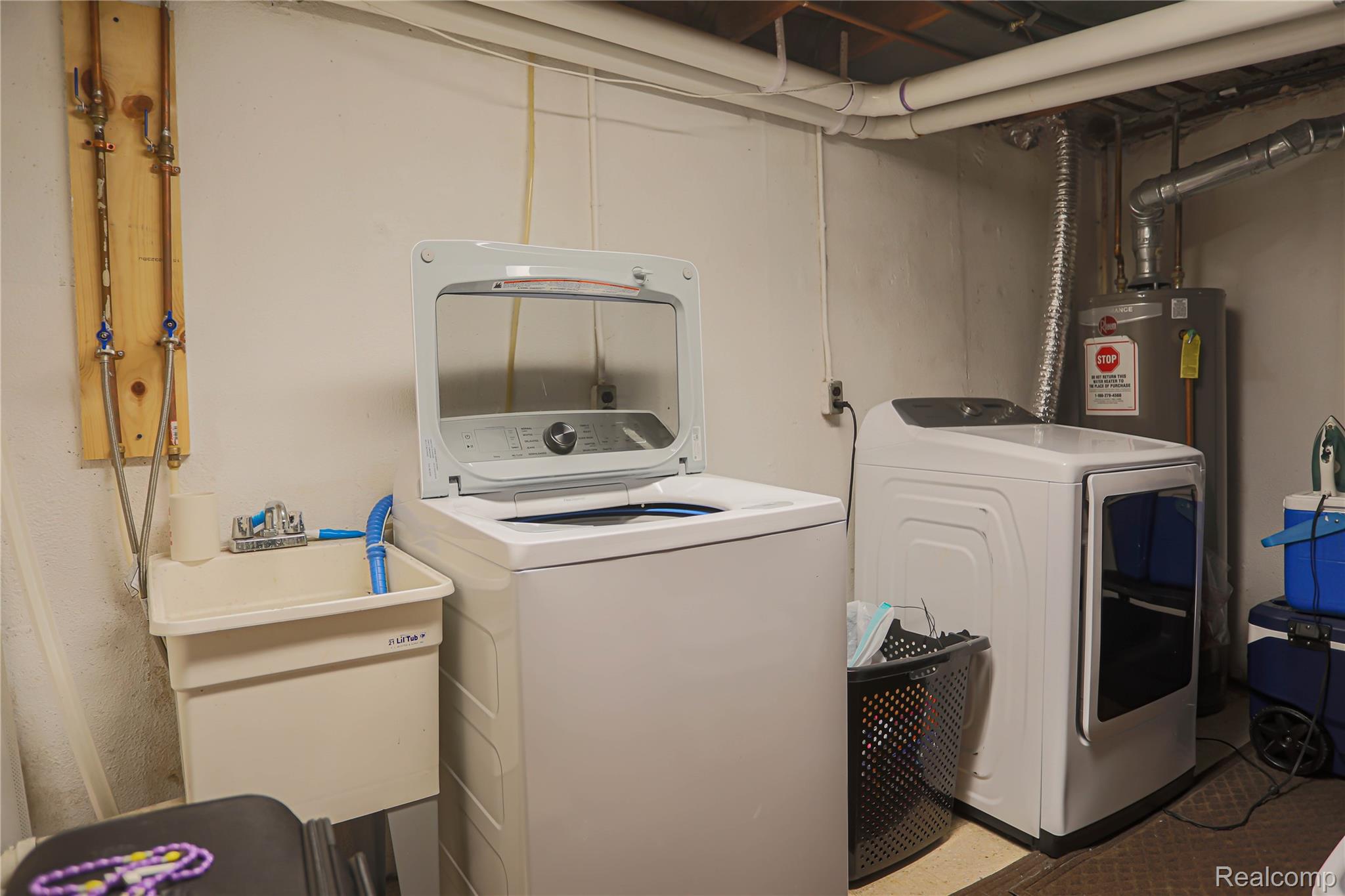 Clinton Charter Township, Michigan 48035, United States, 4 Bedrooms Bedrooms, ,3 BathroomsBathrooms,Residential,Pending,217437