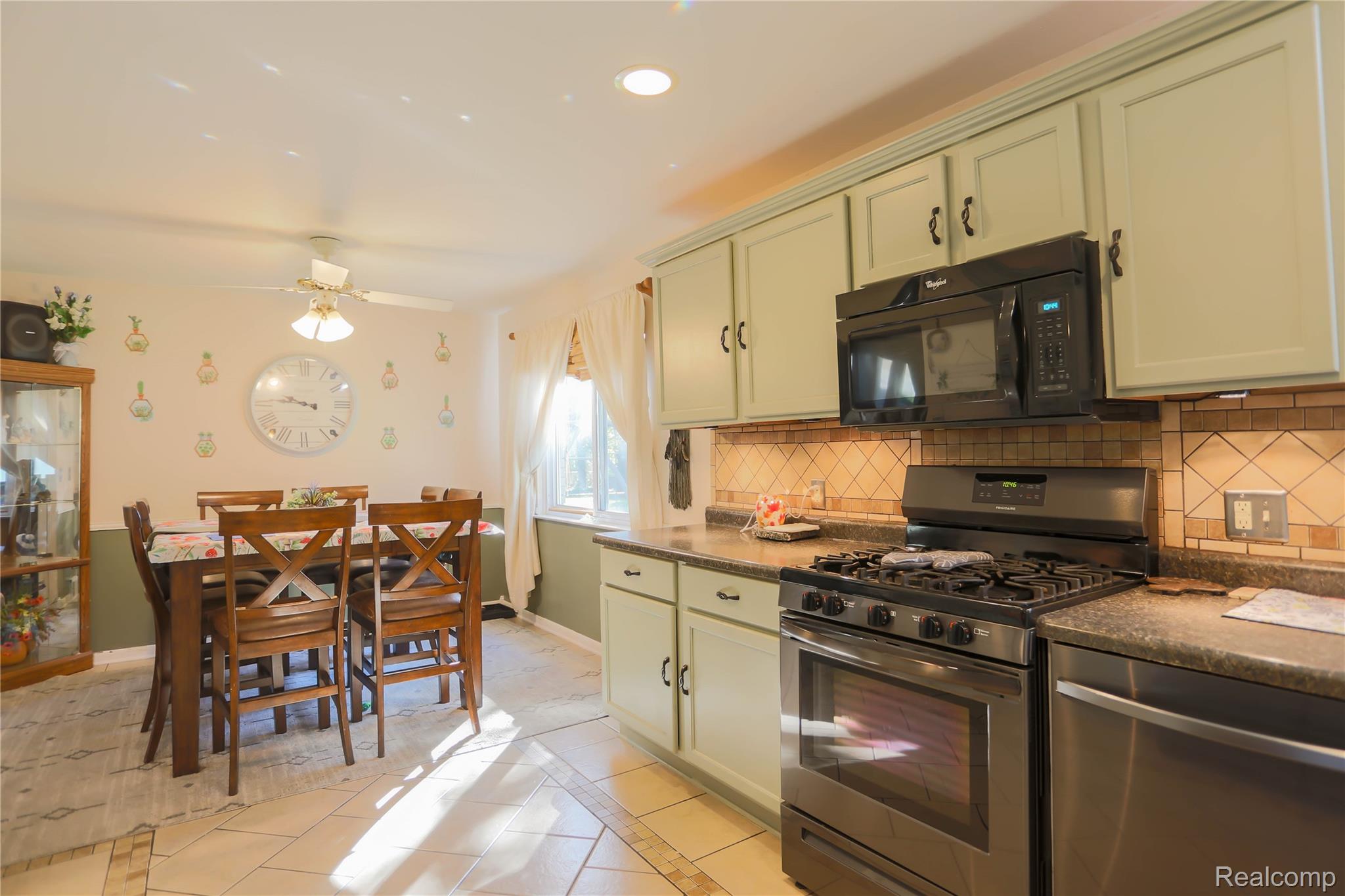 Clinton Charter Township, Michigan 48035, United States, 4 Bedrooms Bedrooms, ,3 BathroomsBathrooms,Residential,Pending,217437