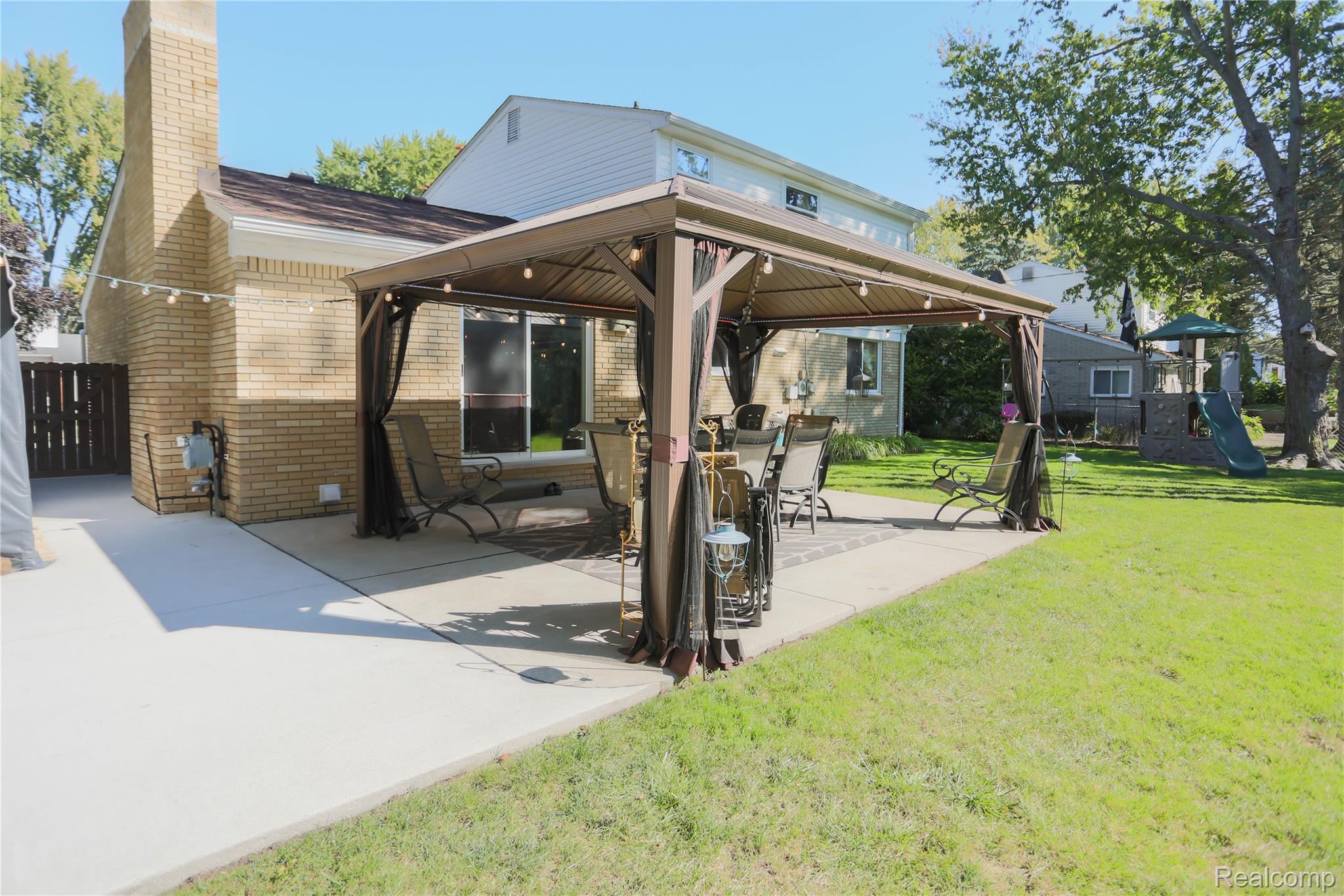 Clinton Charter Township, Michigan 48035, United States, 4 Bedrooms Bedrooms, ,3 BathroomsBathrooms,Residential,Pending,217437