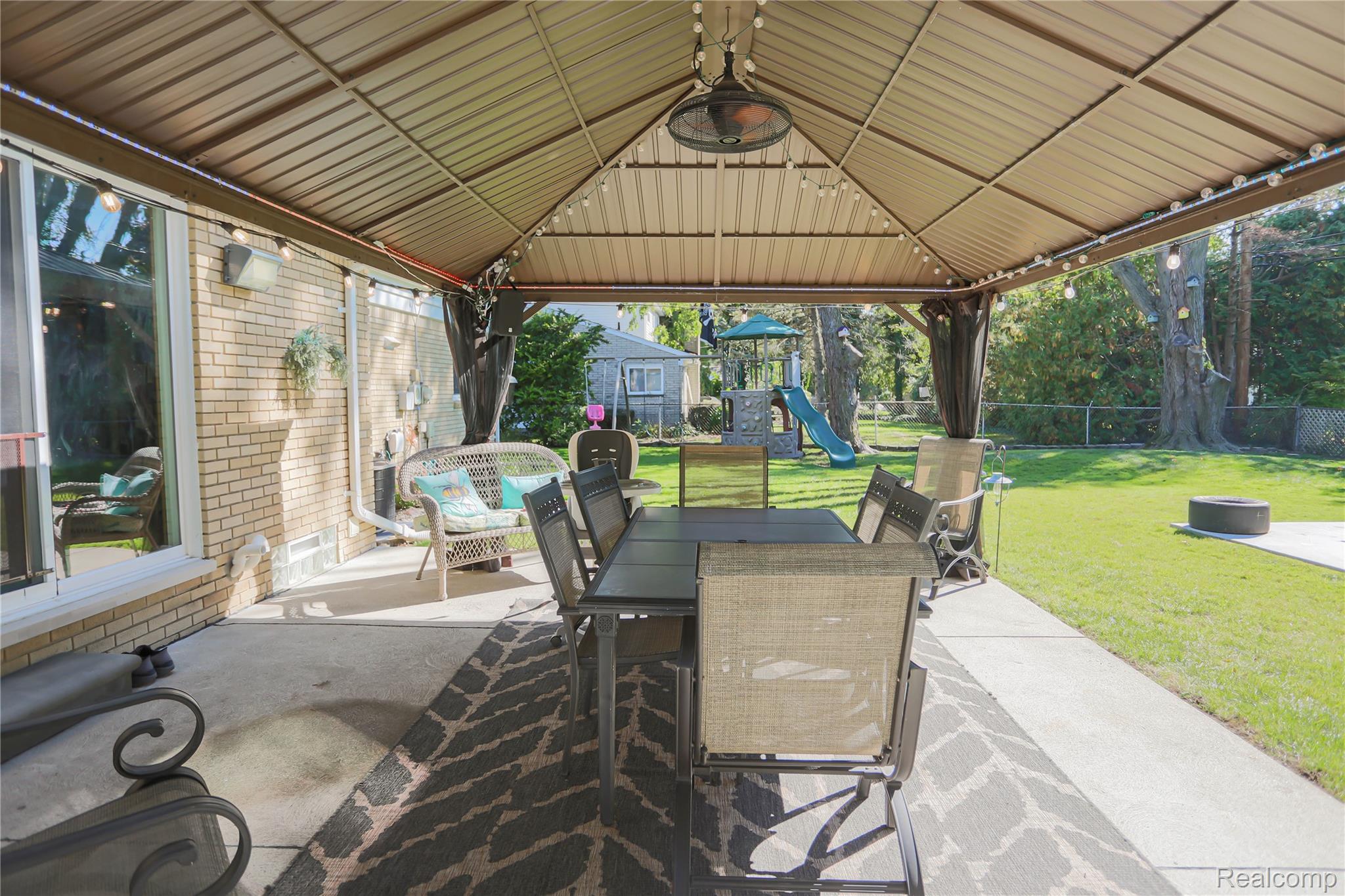 Clinton Charter Township, Michigan 48035, United States, 4 Bedrooms Bedrooms, ,3 BathroomsBathrooms,Residential,Pending,217437