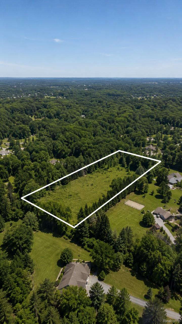 700 W Maple Road
